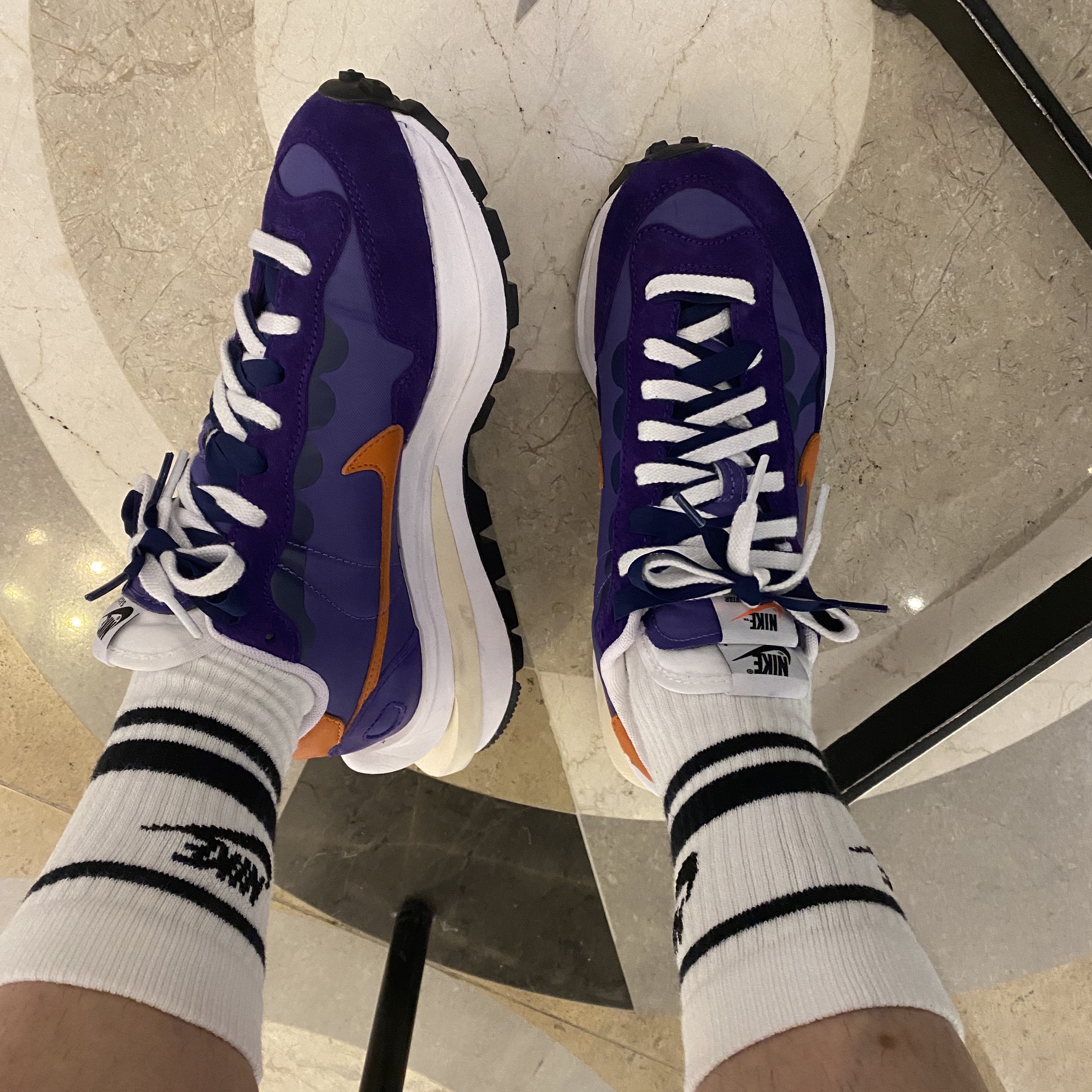 Nike x Sacai VaporWaffle Dark Iris 착용 스타일 - 3