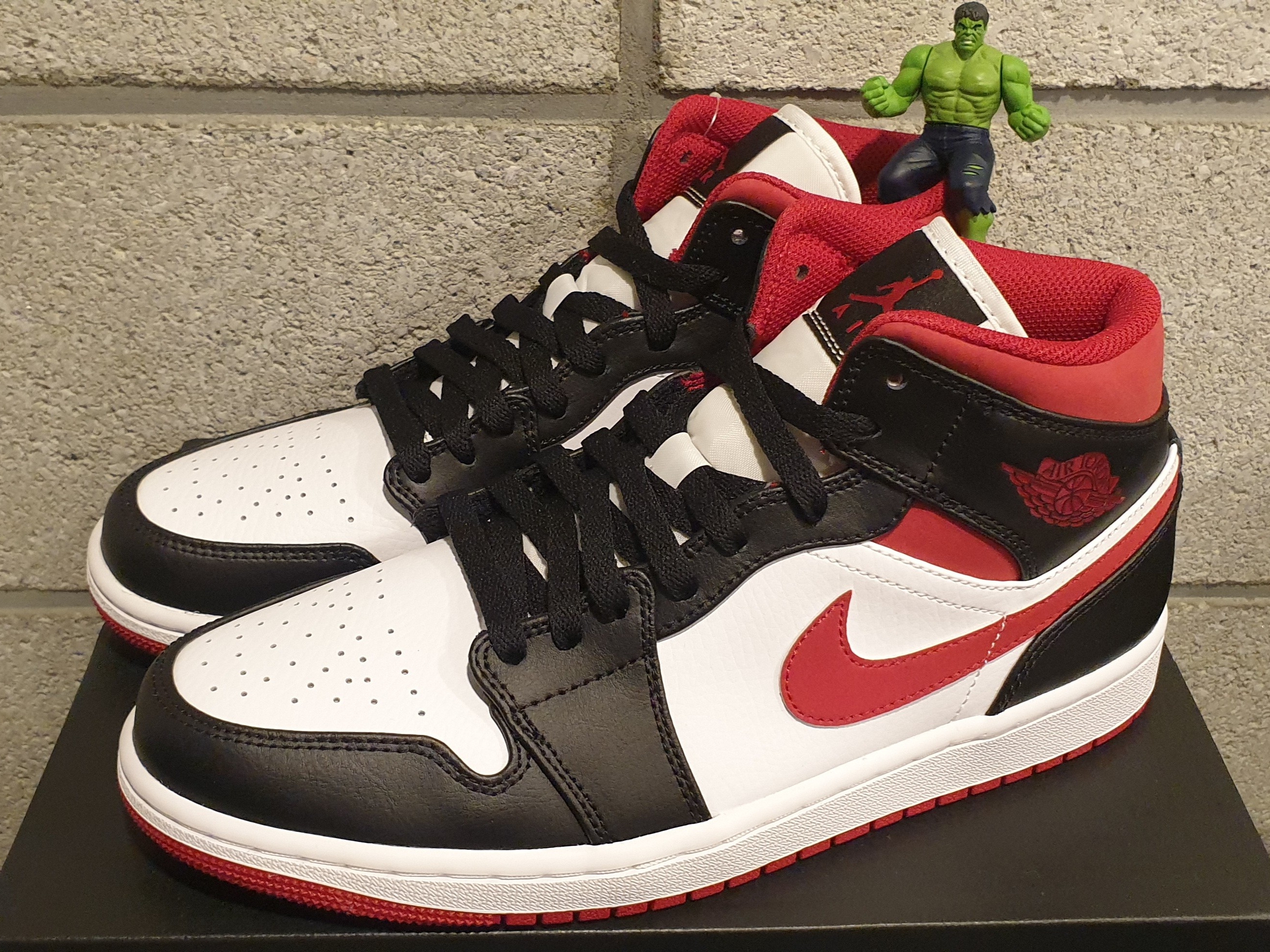 Jordan 1 Mid Gym Red Black White 착용 스타일 - 1