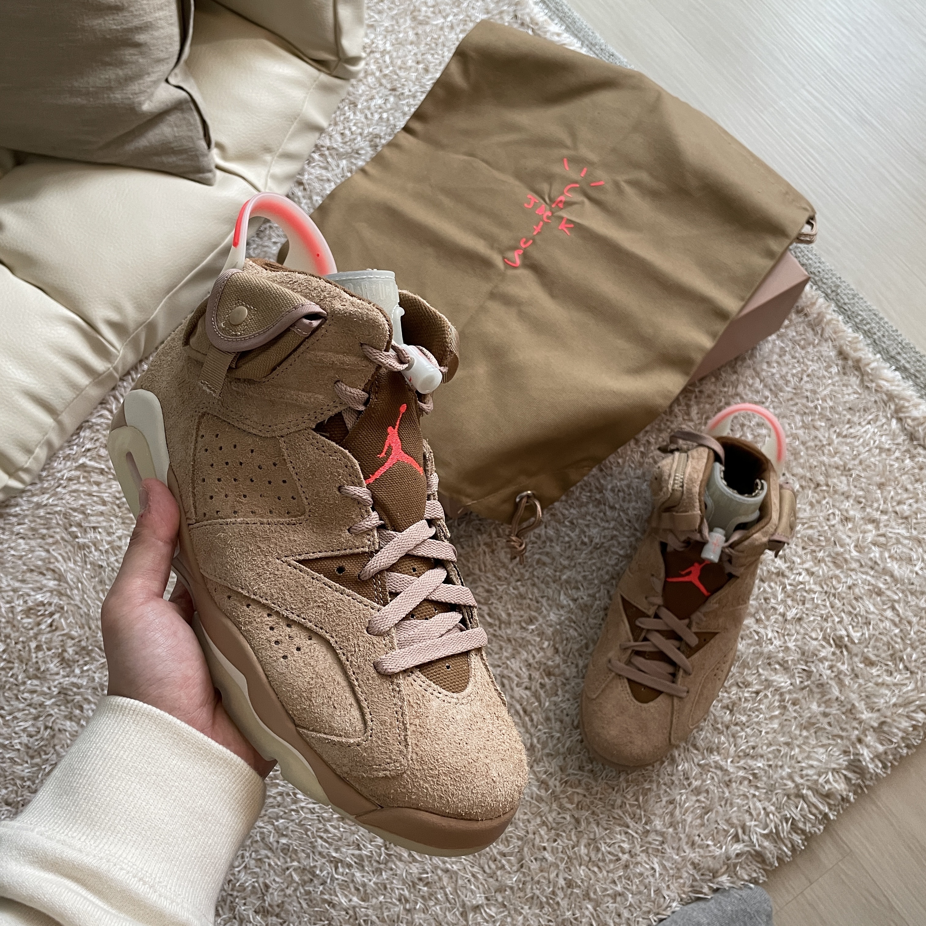 Jordan 6 x Travis Scott Retro SP British Khaki 착용 스타일 - 1