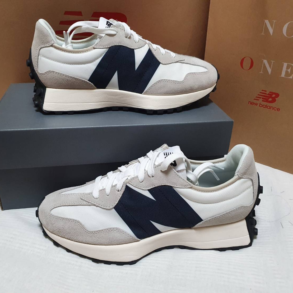 New Balance 327 White Black 착용 스타일