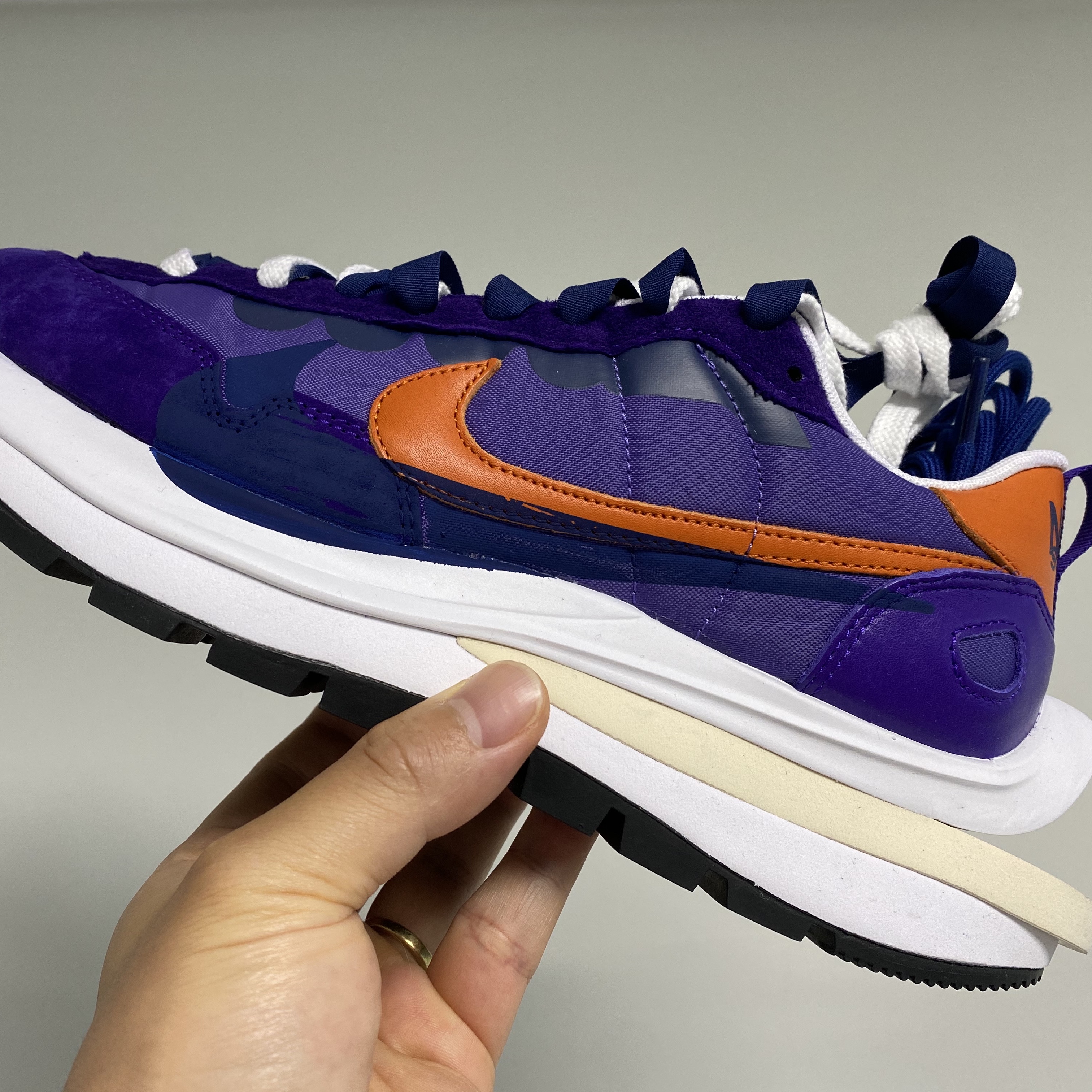 Nike x Sacai VaporWaffle Dark Iris 착용 스타일 - 1