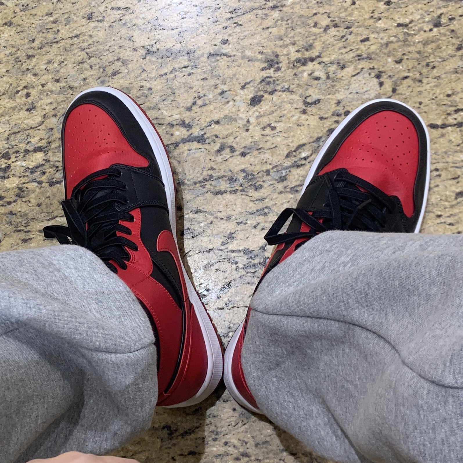 Jordan 1 Mid Bred Banned 2020, (GS) Jordan 1 Mid Bred Banned 2020 착용 스타일
