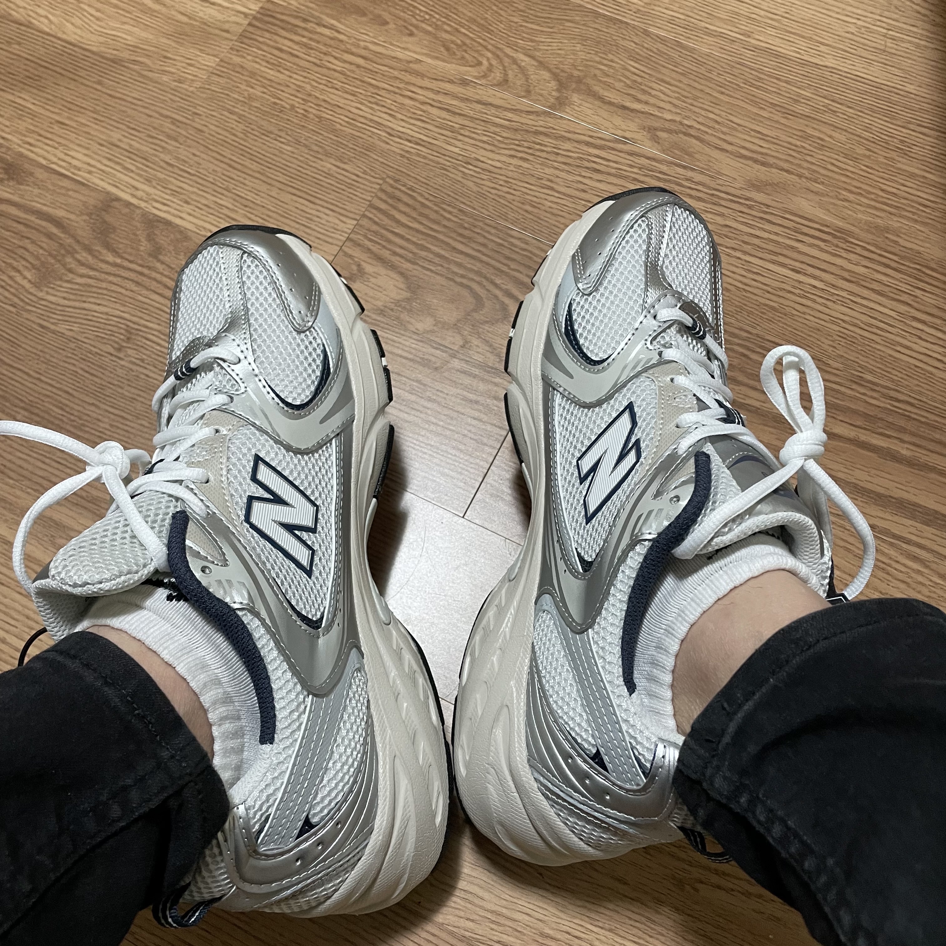 New Balance 530 Steel Grey 착용 스타일