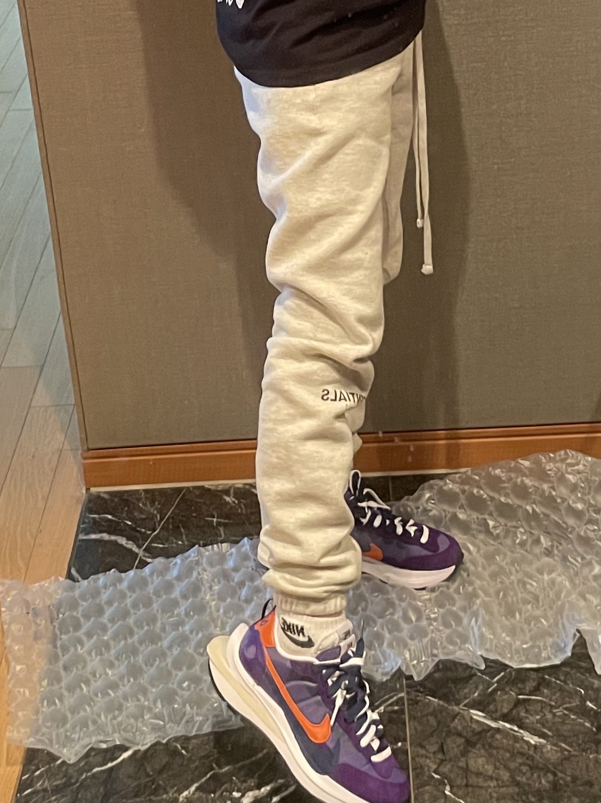 Nike x Sacai VaporWaffle Dark Iris, Essentials Sweatpants Oatmeal/Oatmeal Heather/Light Heather Oatmeal 2020 착용 스타일 - 2