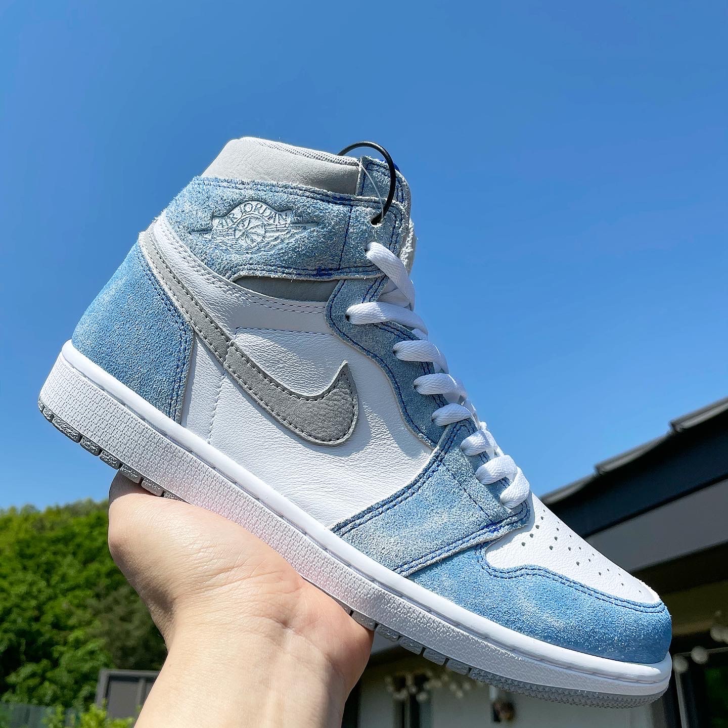 Jordan 1 Retro High OG Hyper Royal 착용 스타일 - 1