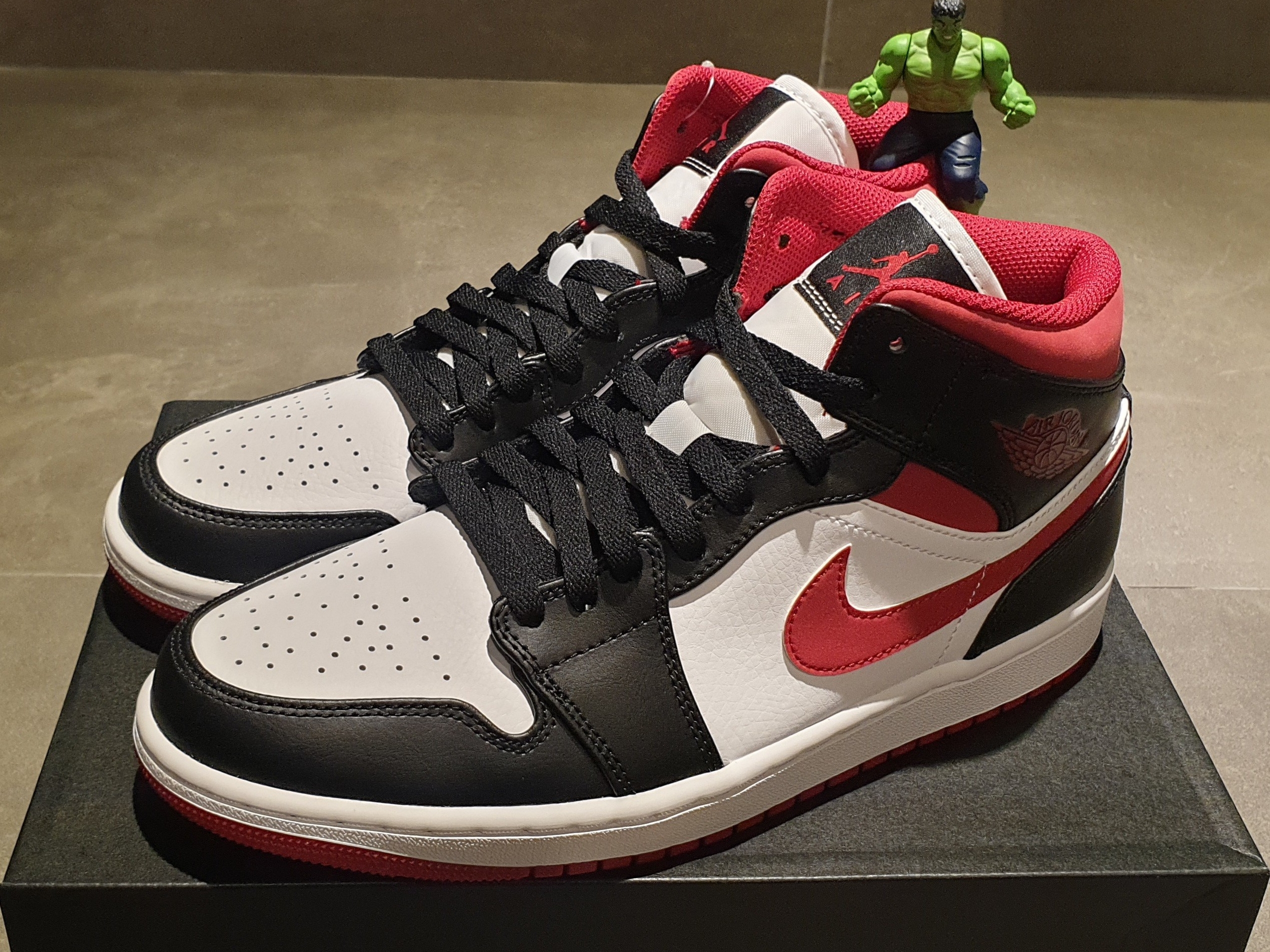 Jordan 1 Mid Gym Red Black White 착용 스타일 - 2