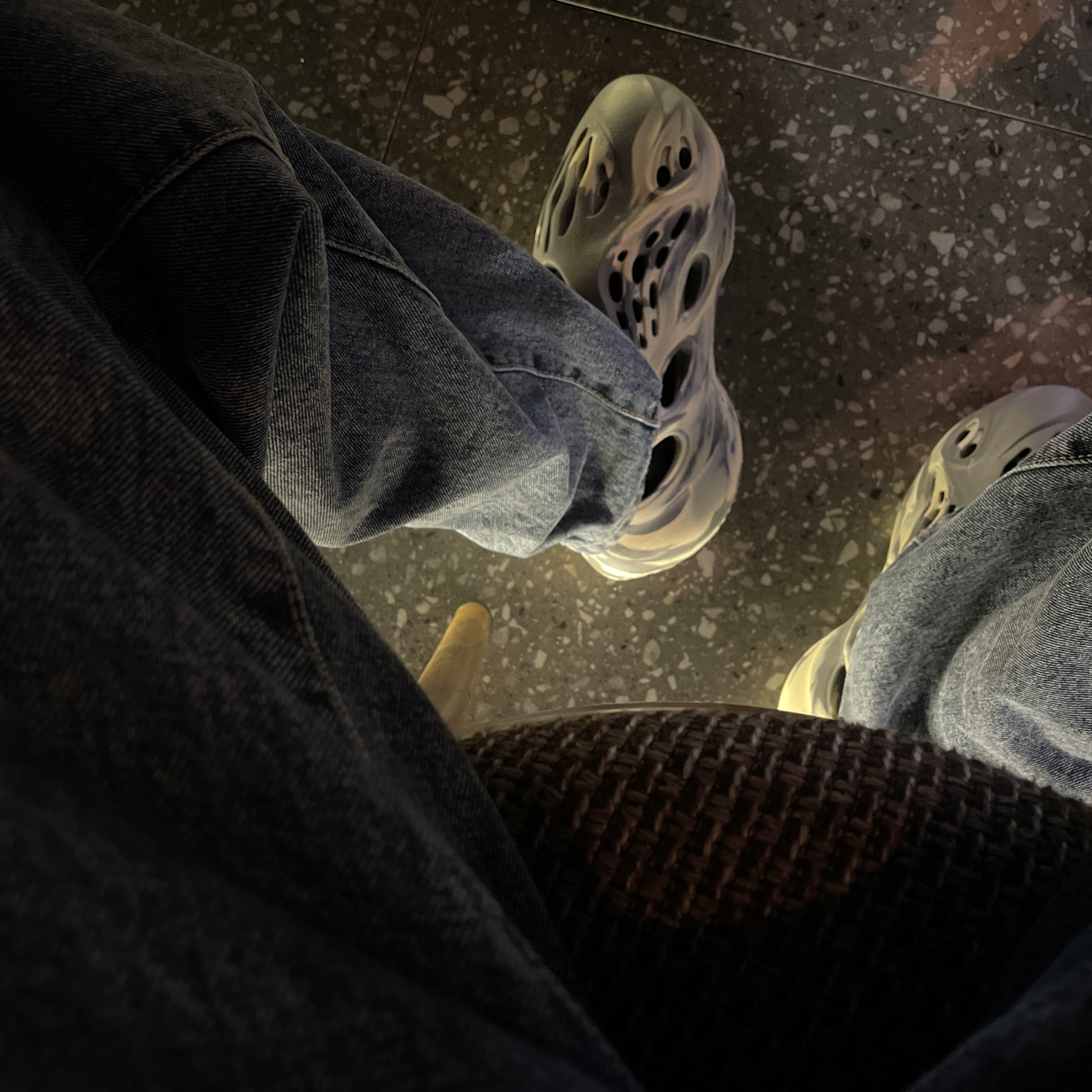 Adidas Yeezy Foam RNNR MXT Moon Gray 착용 스타일 - 2