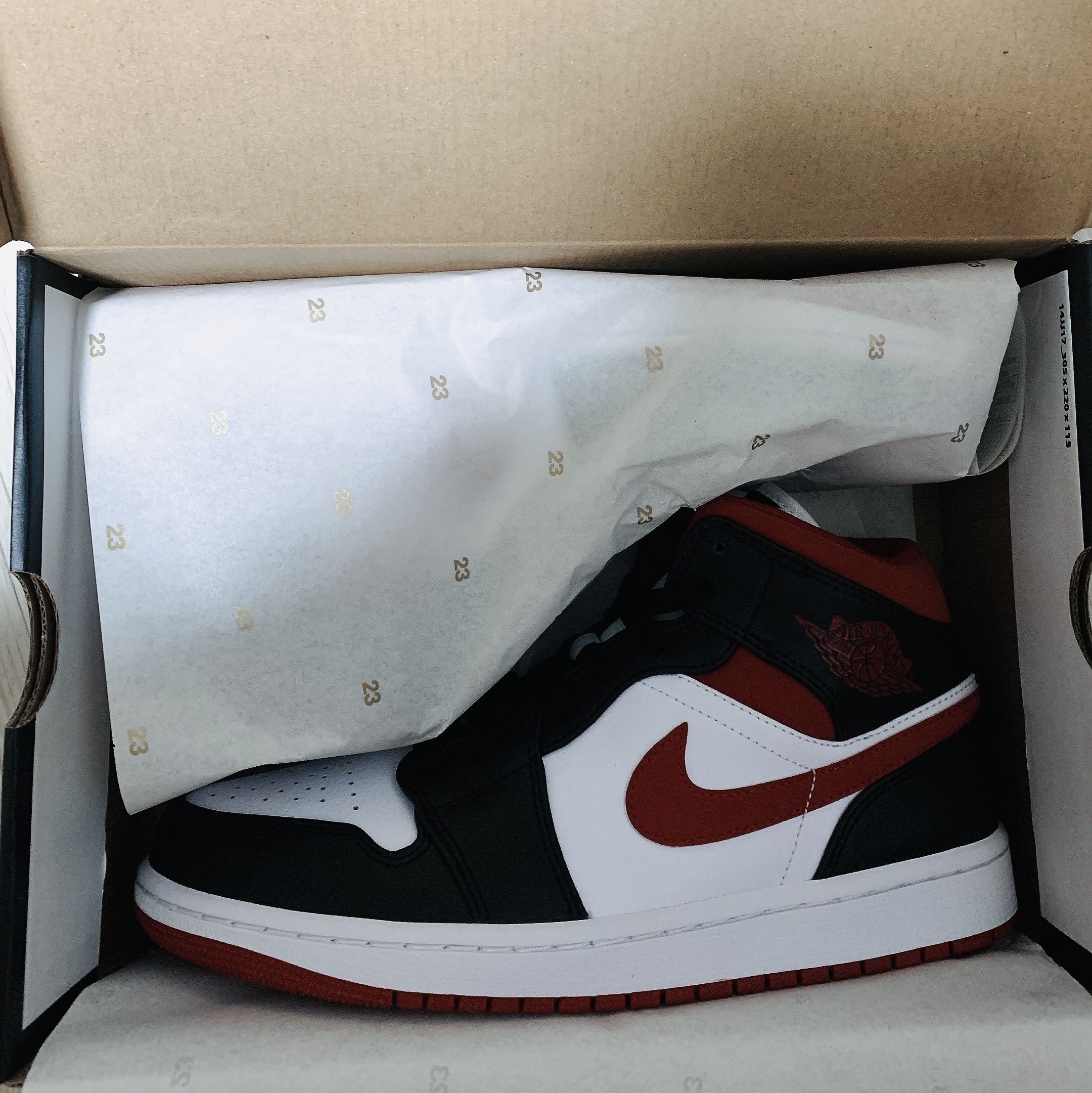 Jordan 1 Mid Gym Red Black White 착용 스타일