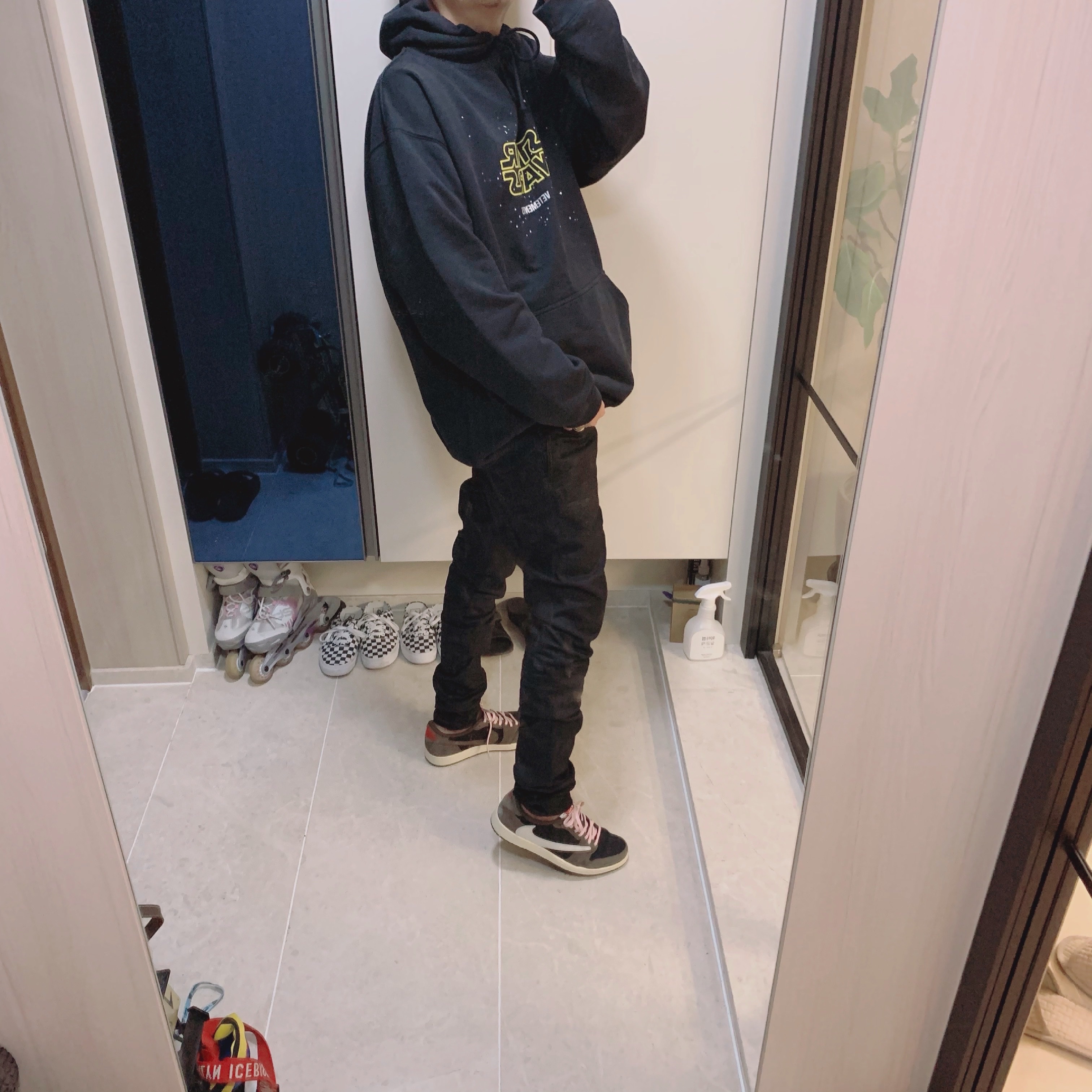 Jordan 1 x Travis Scott Retro Low OG SP Mocha 착용 스타일 - 1