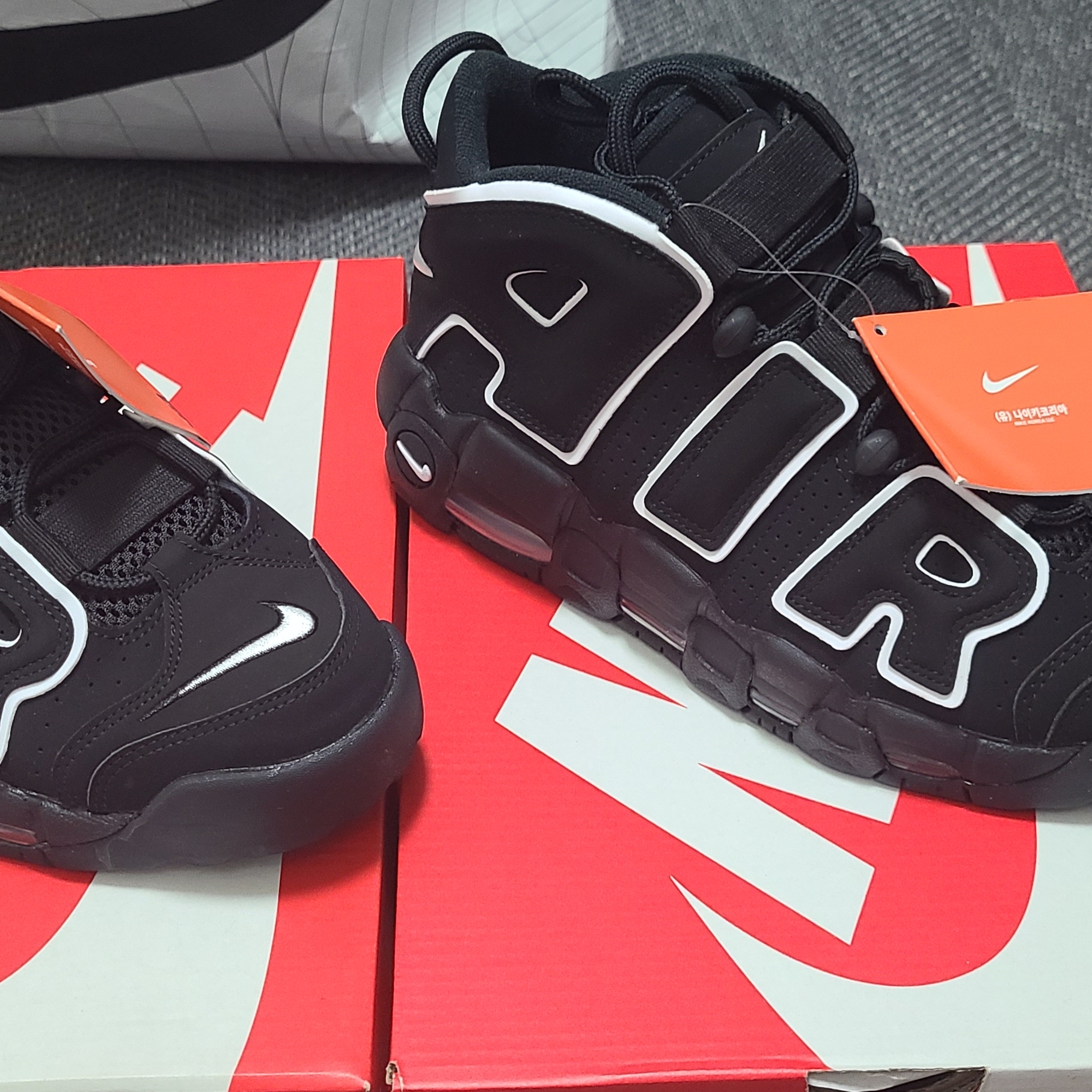 Nike Air More Uptempo Black White 2020 착용 스타일 - 1