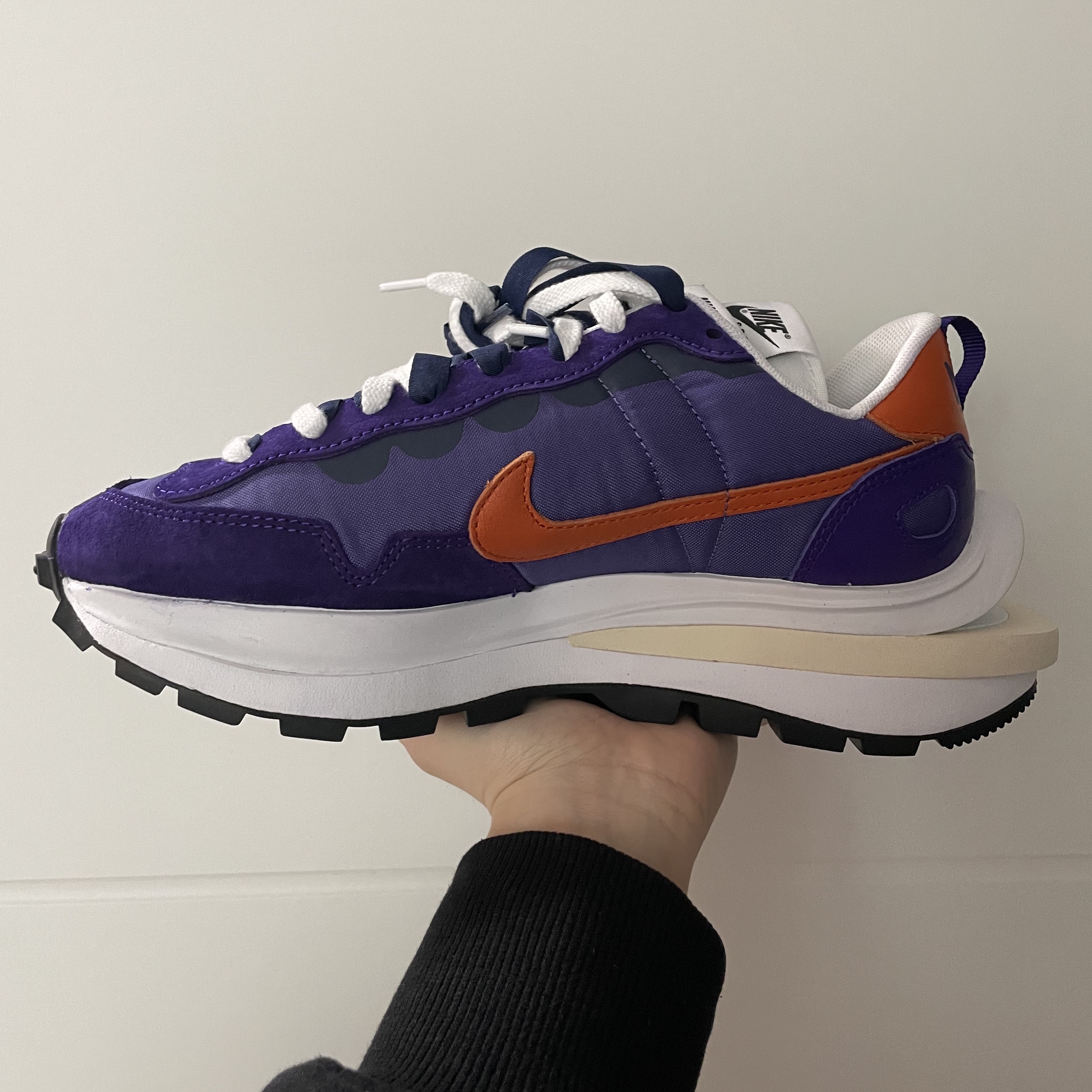 Nike x Sacai VaporWaffle Dark Iris 착용 스타일 - 3