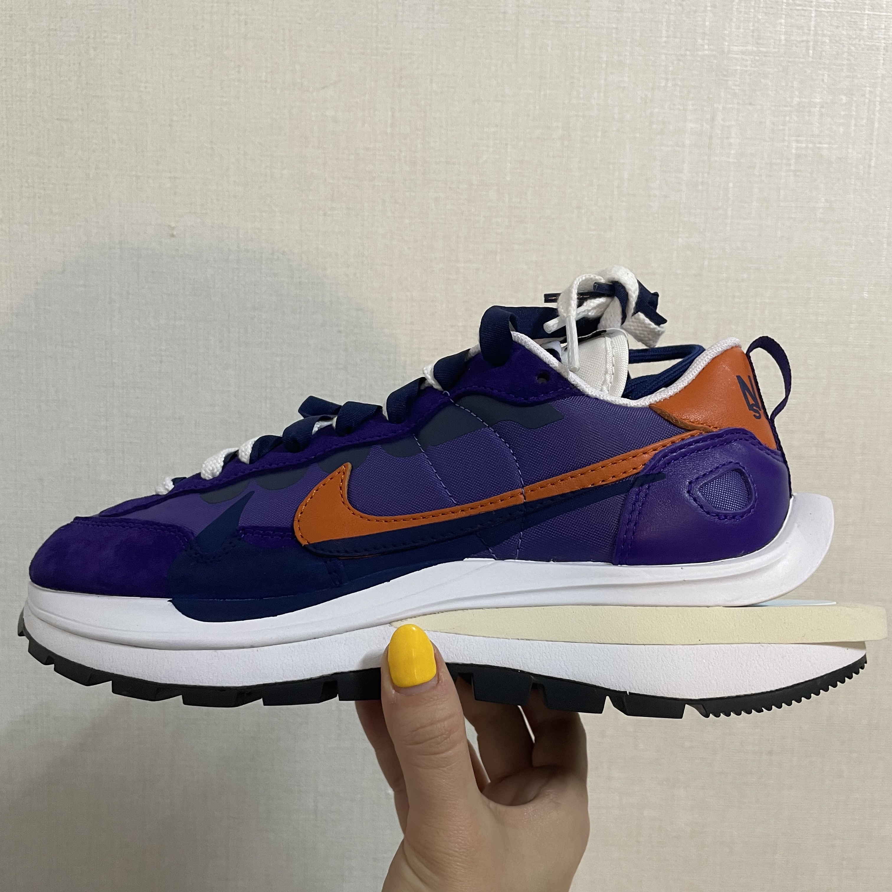 Nike x Sacai VaporWaffle Dark Iris 착용 스타일 - 1