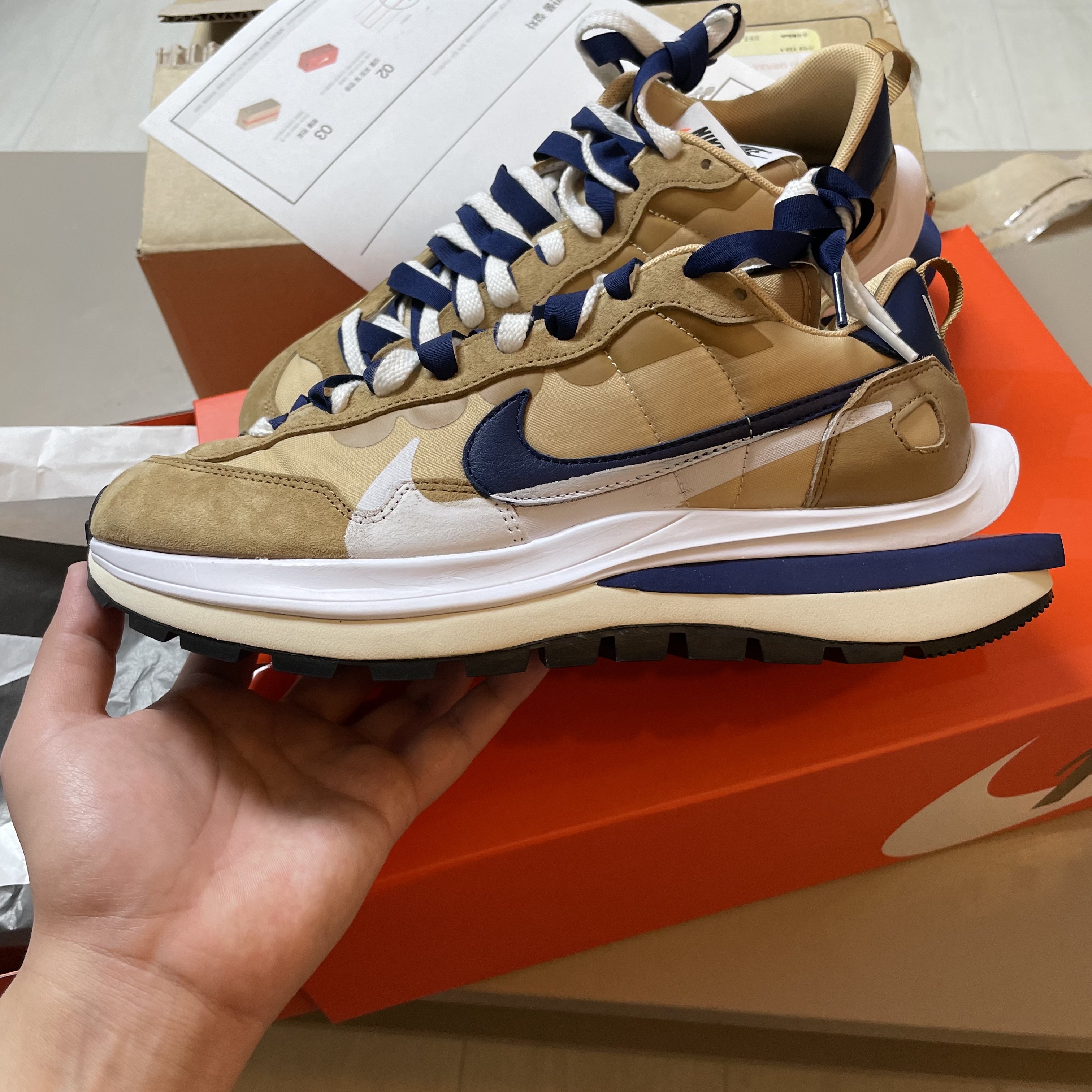 Nike x Sacai VaporWaffle Sesame and Blue Void 착용 스타일 - 2
