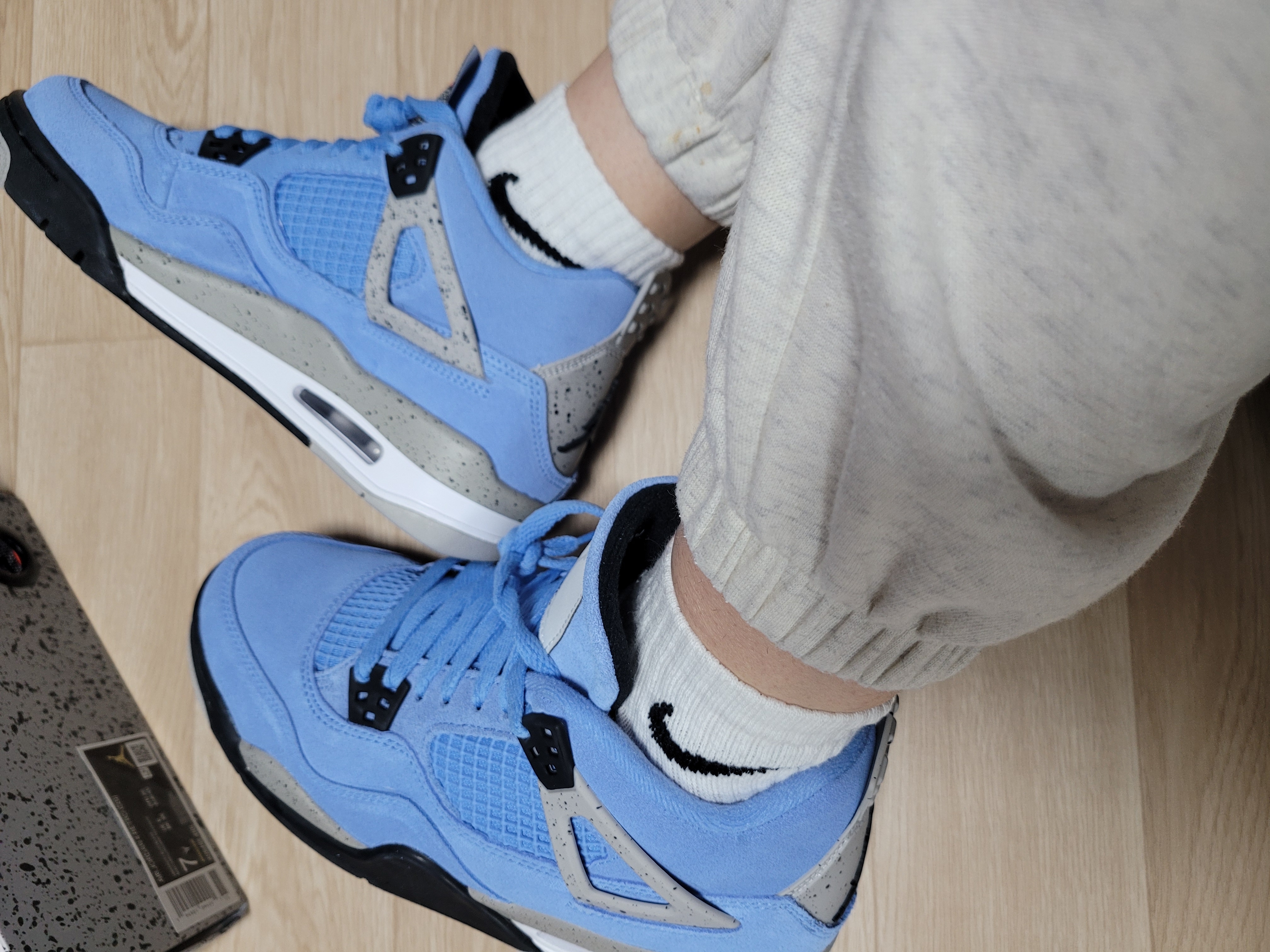 (GS) Jordan 4 Retro University Blue ์ฐฉ์ฉ ์คํ์ผ