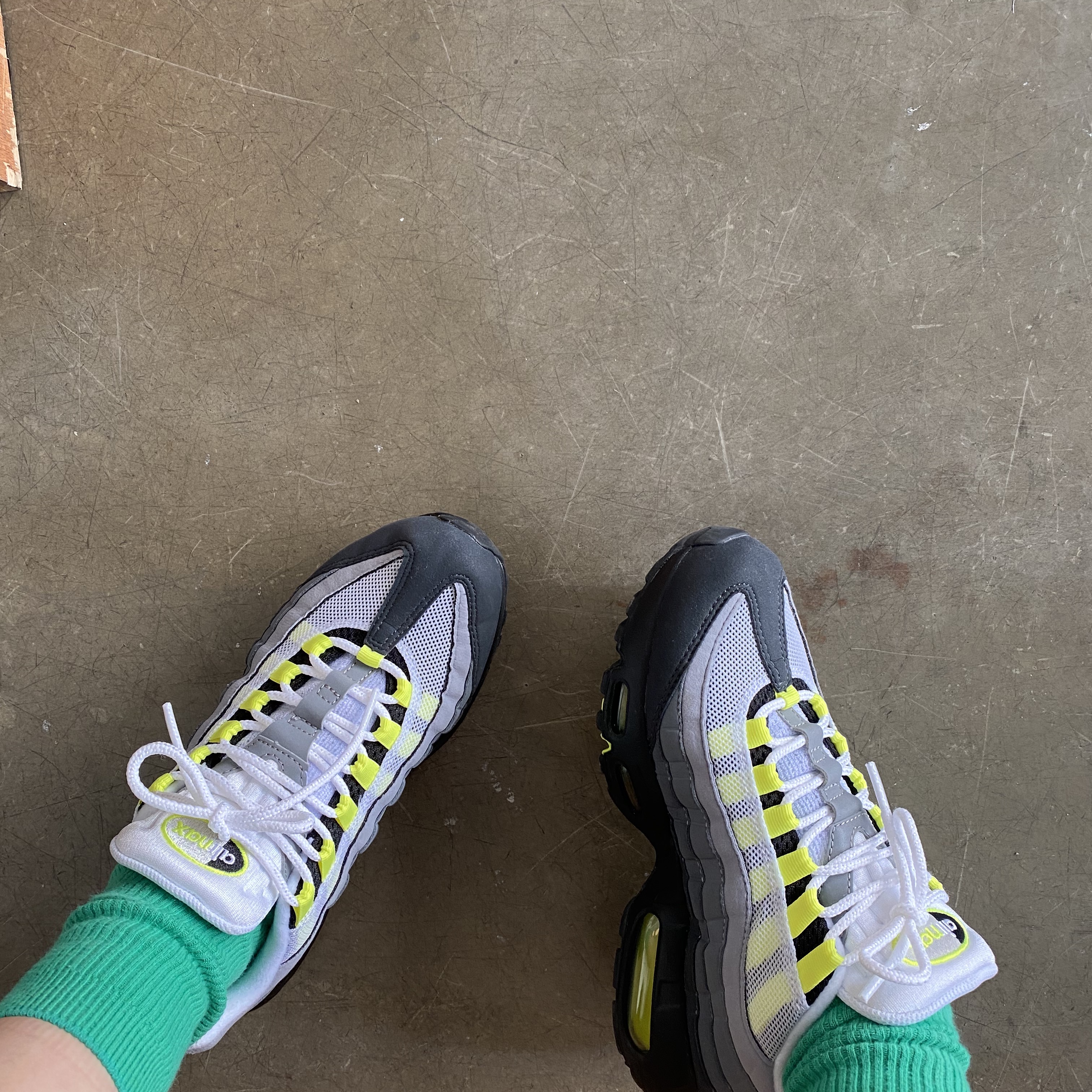 (GS) Nike Air Max 95 OG Neon Yellow 2020 착용 스타일 - 2