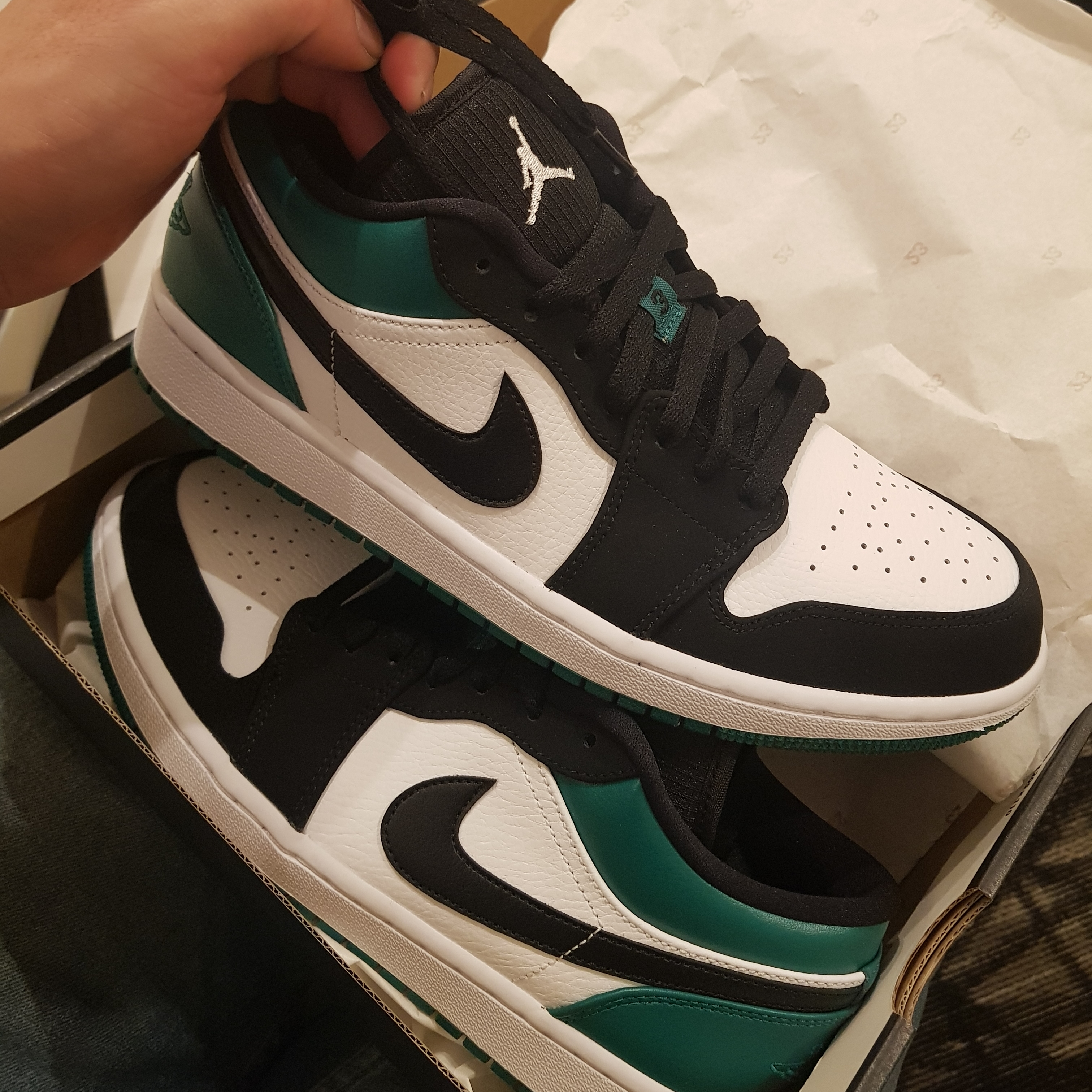 Jordan 1 Low White Black Mystic Green 착용 스타일