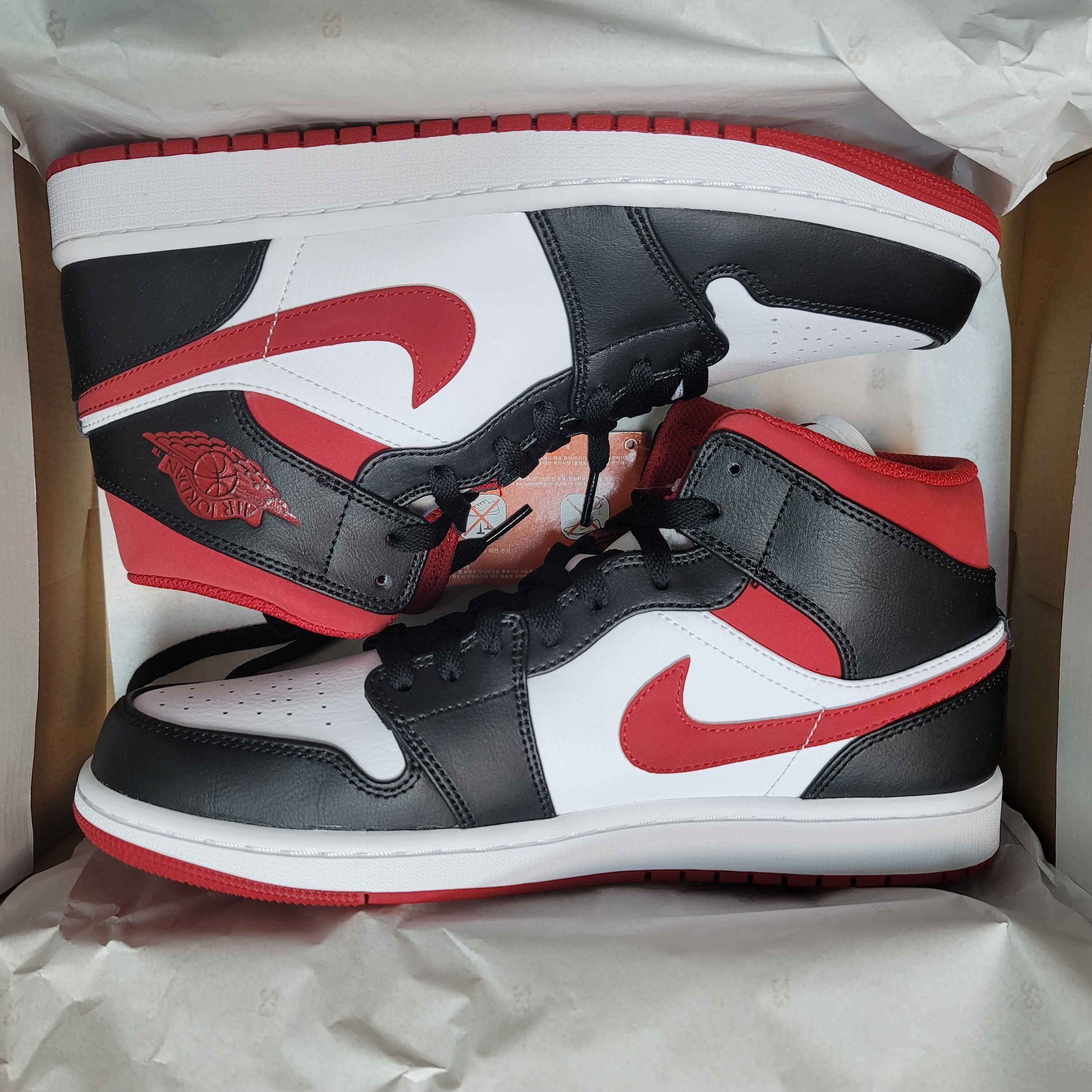 Jordan 1 Mid Gym Red Black White 착용 스타일 - 2