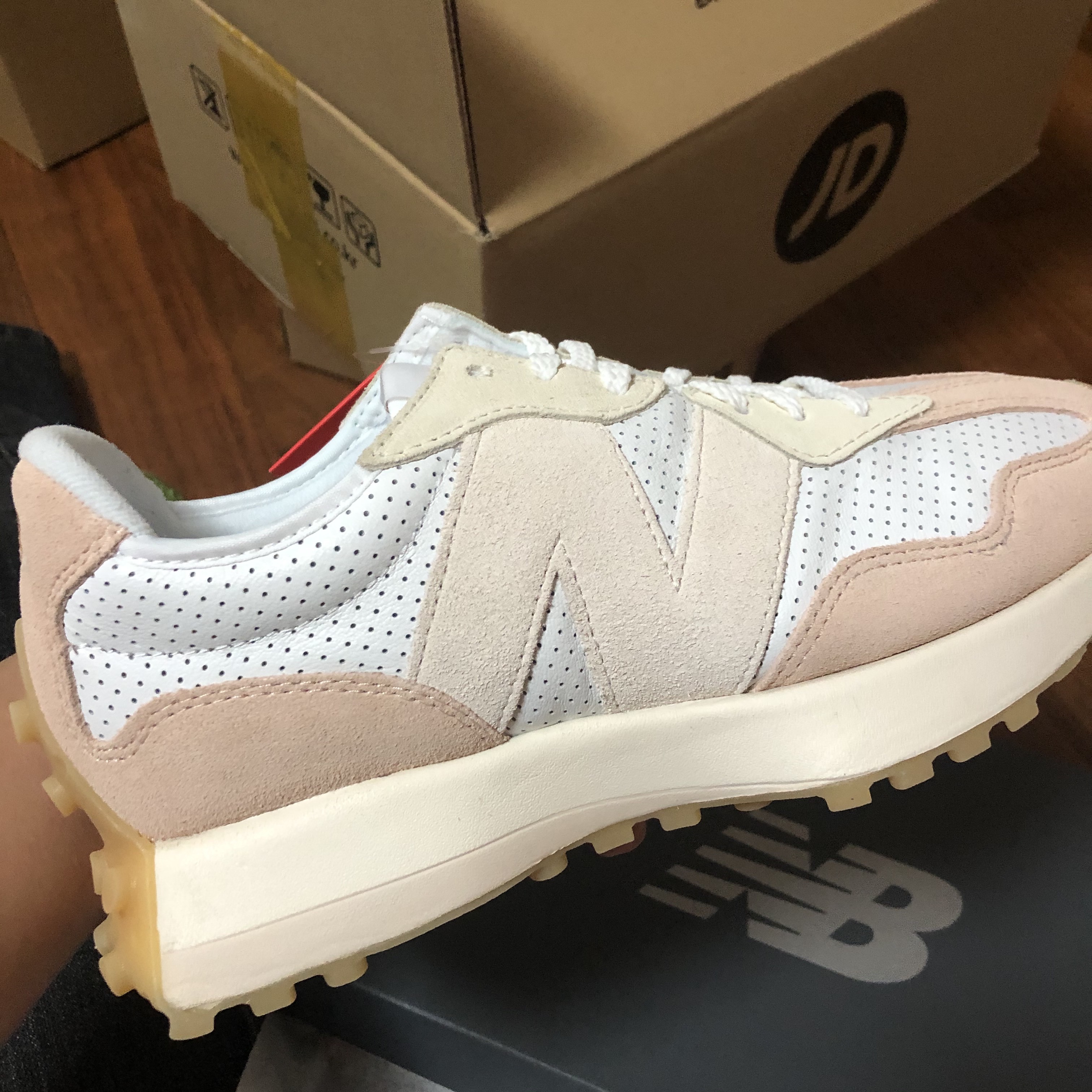 (W) New Balance 327 Pink - JD Sports Exclusive 착용 스타일