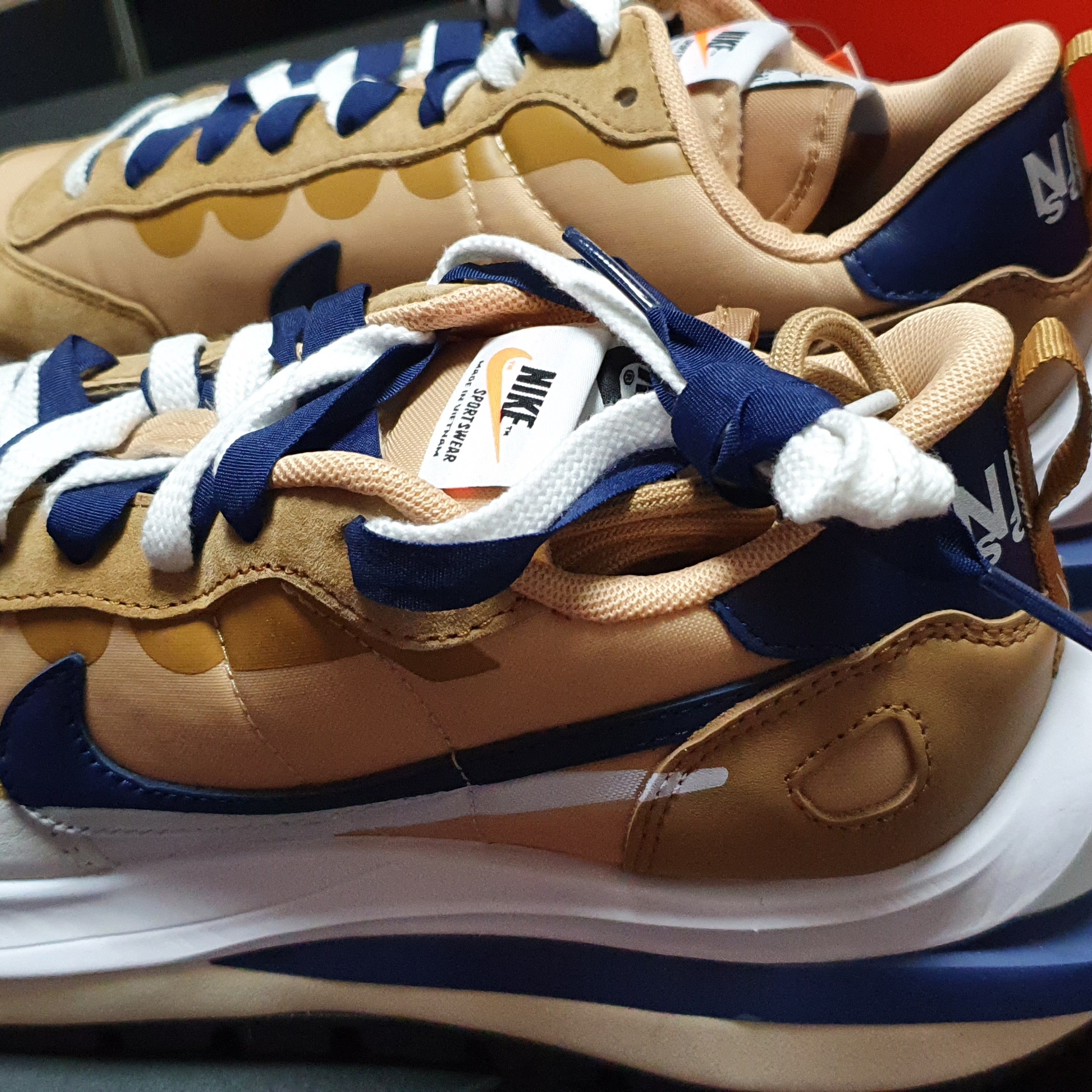 Nike x Sacai VaporWaffle Sesame and Blue Void 착용 스타일 - 3