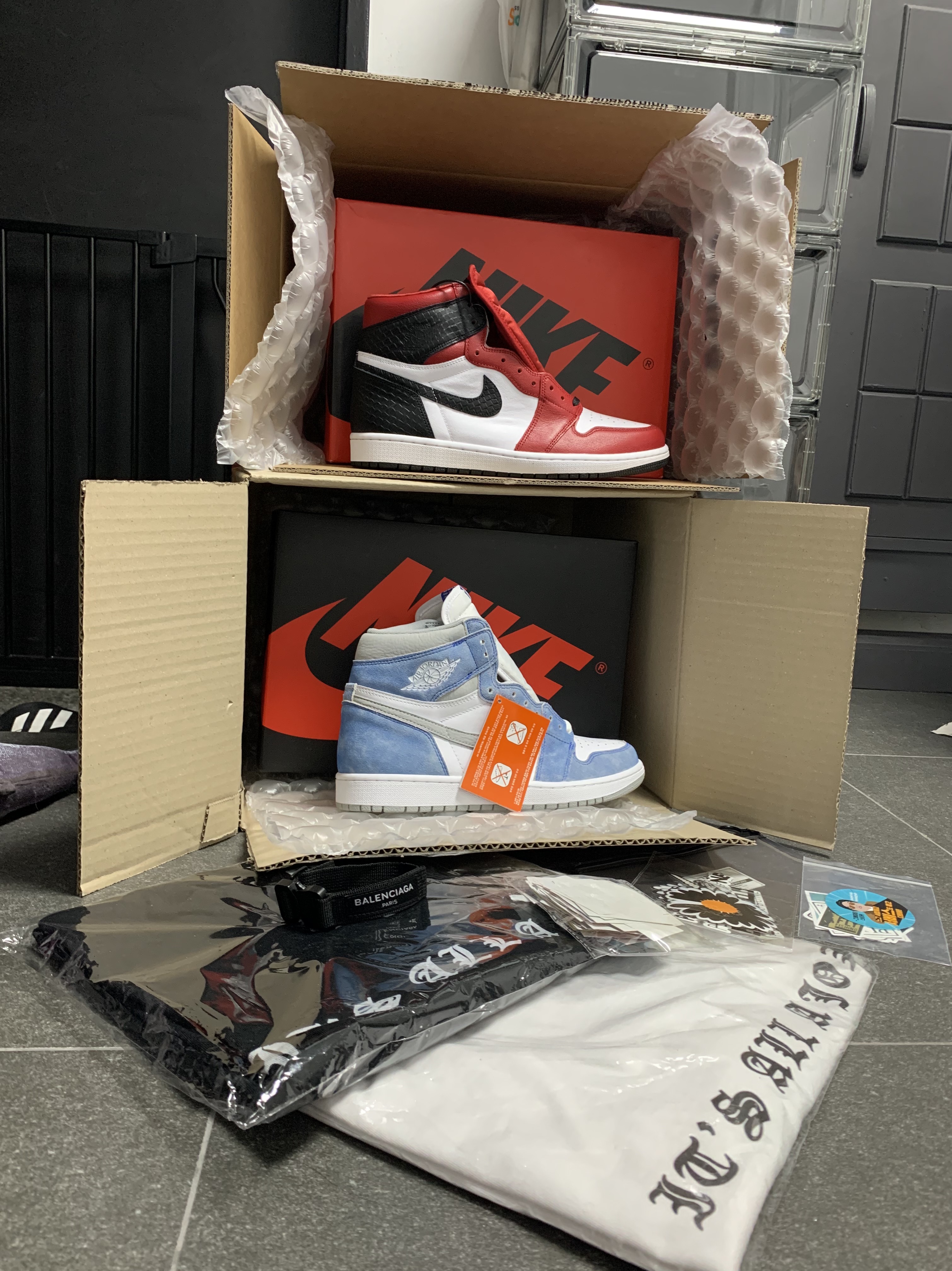 Jordan 1 Retro High OG Hyper Royal, (W) Jordan 1 Retro High OG Silver Toe 착용 스타일 - 2