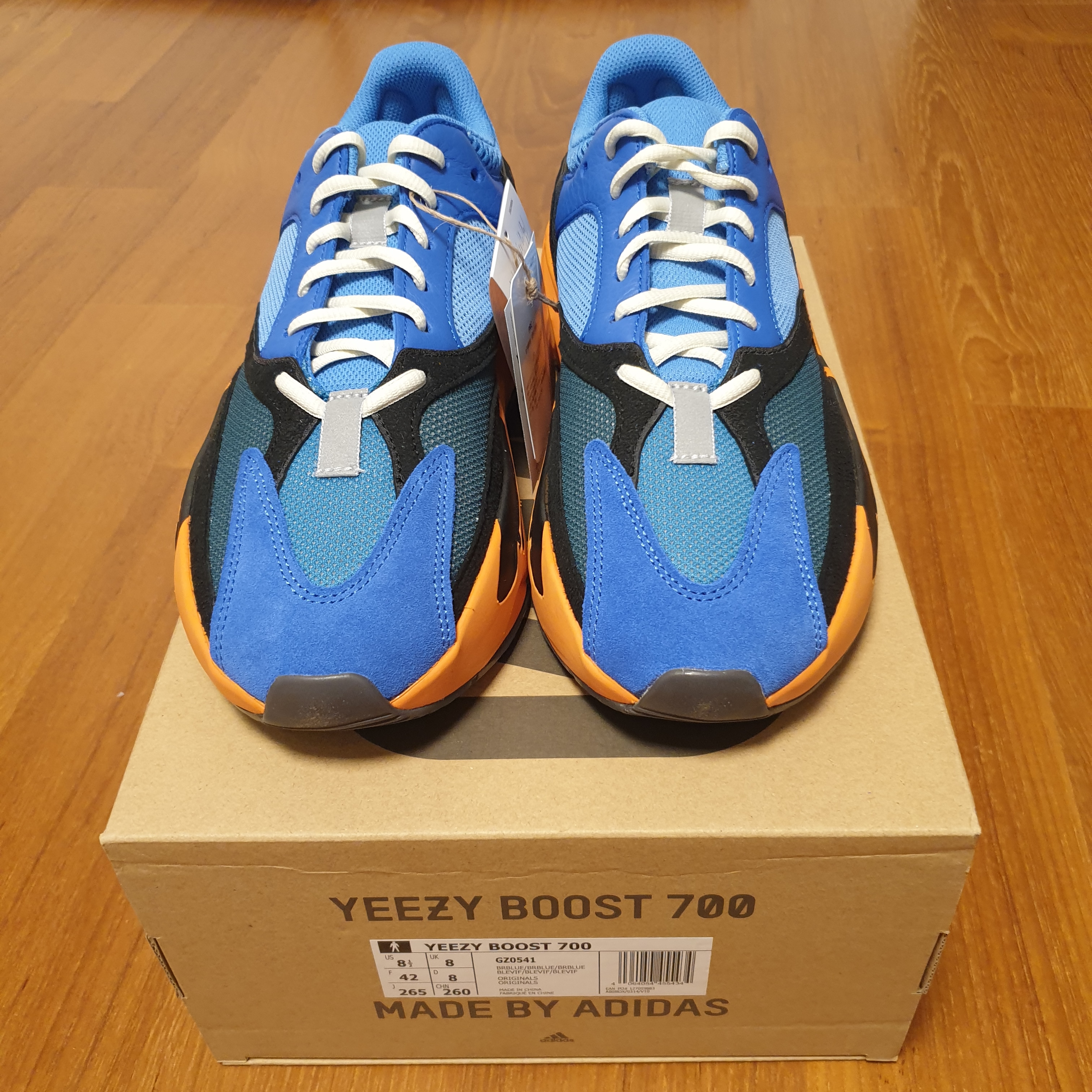 Adidas Yeezy Boost 700 Bright Blue 착용 스타일 - 3
