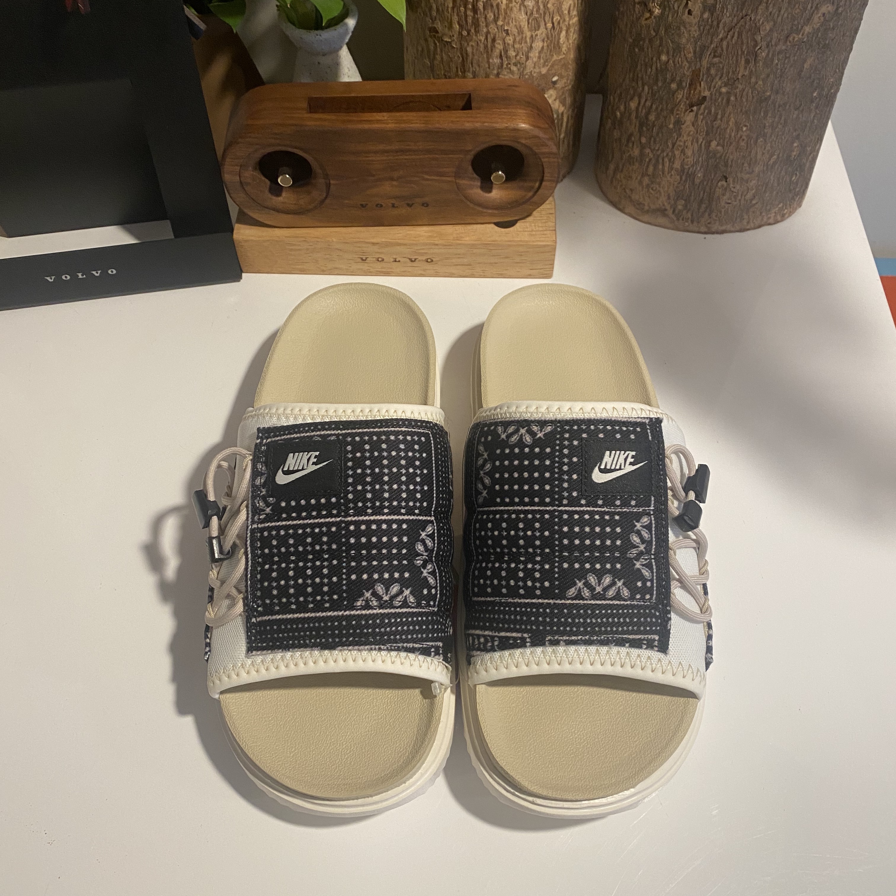 Nike Asuna Slide Pale Ivory Rattan 착용 스타일 - 3