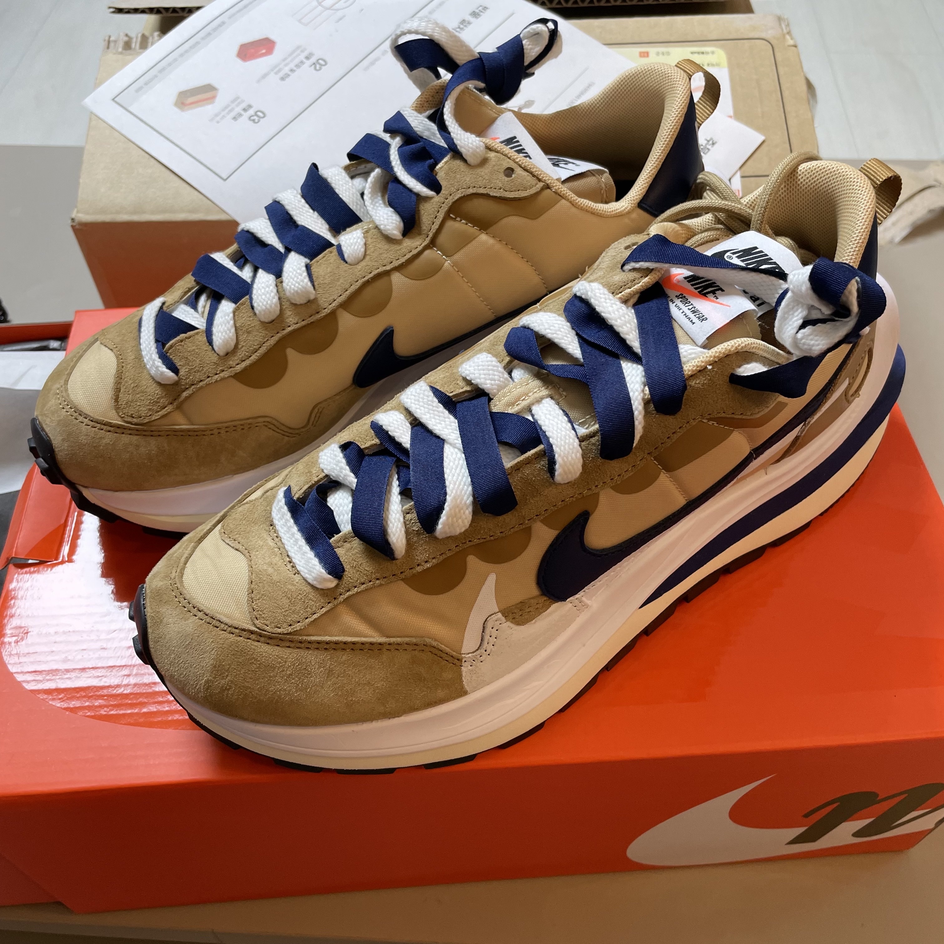 Nike x Sacai VaporWaffle Sesame and Blue Void 착용 스타일 - 1