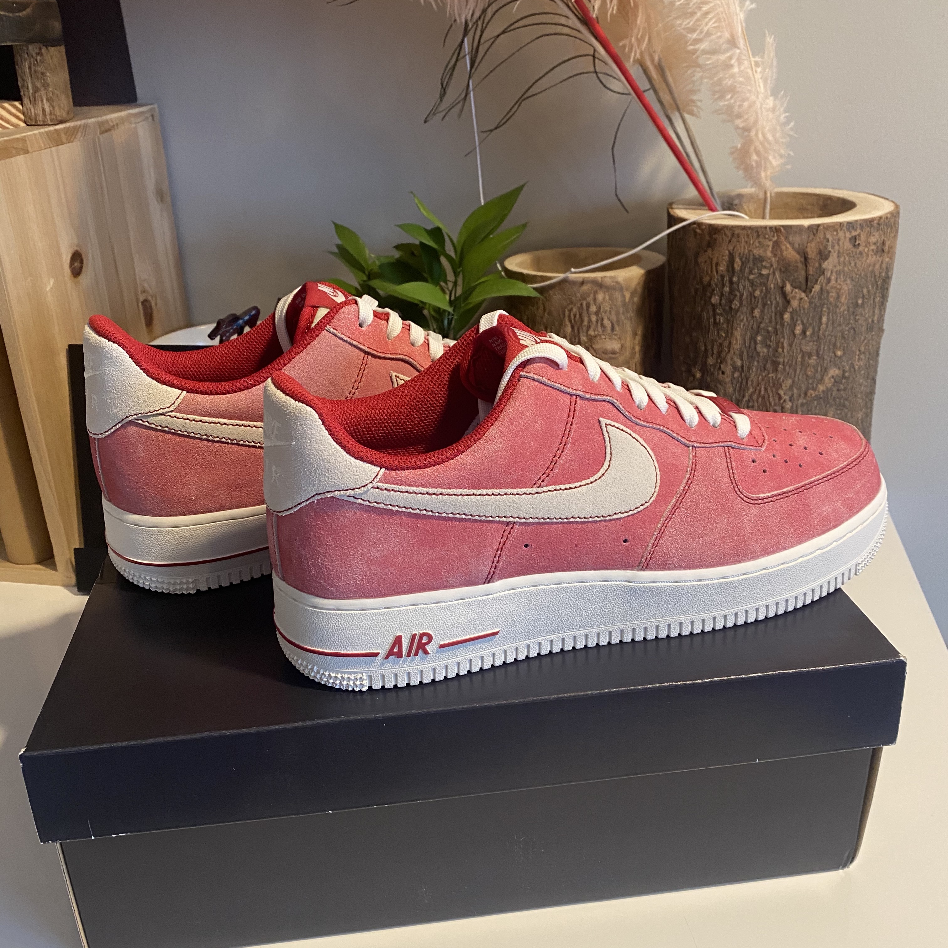 Nike Air Force 1 '07 LV8 Dusty Red 착용 스타일 - 1