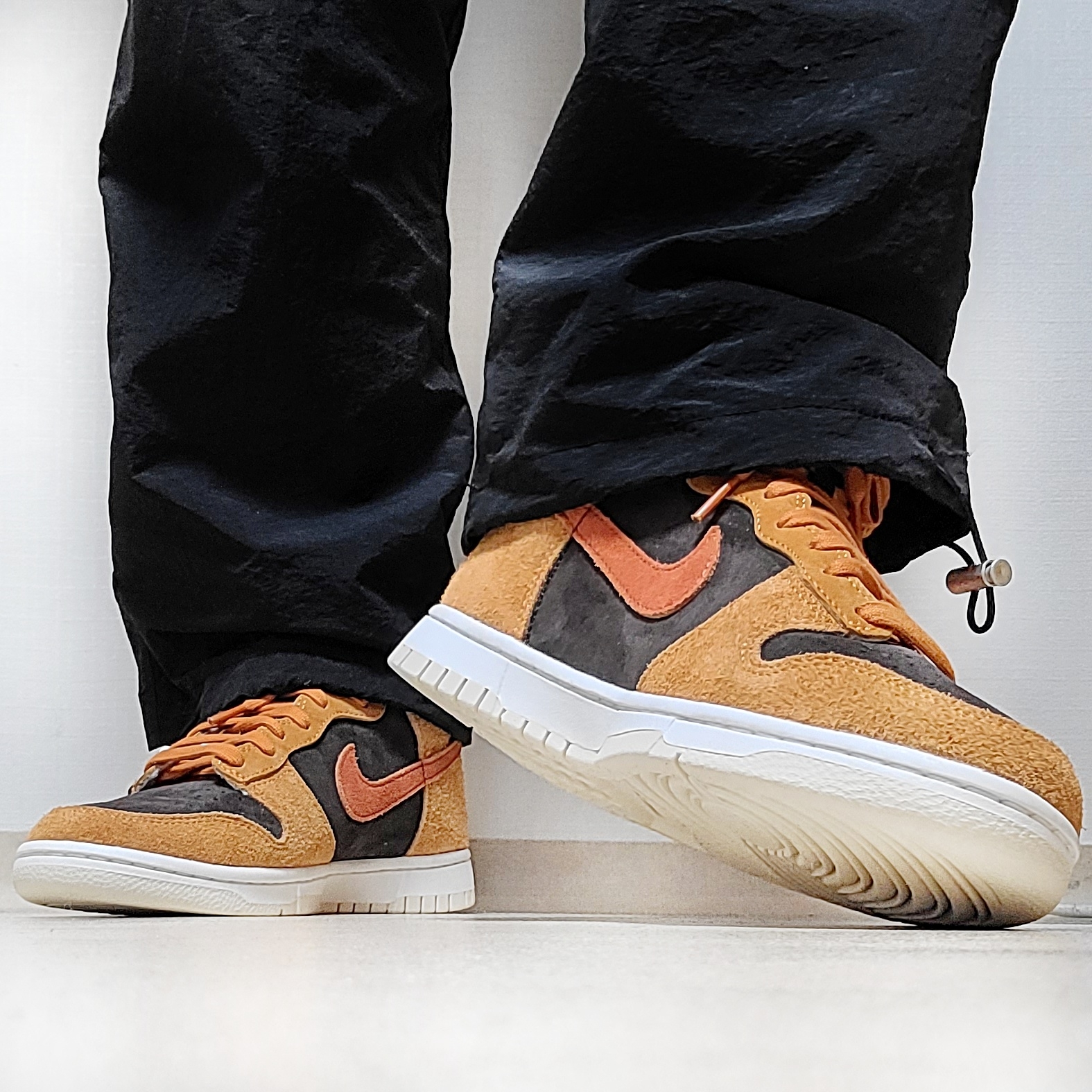 Nike Dunk High Retro PRM Dark Curry 착용 스타일 - 5