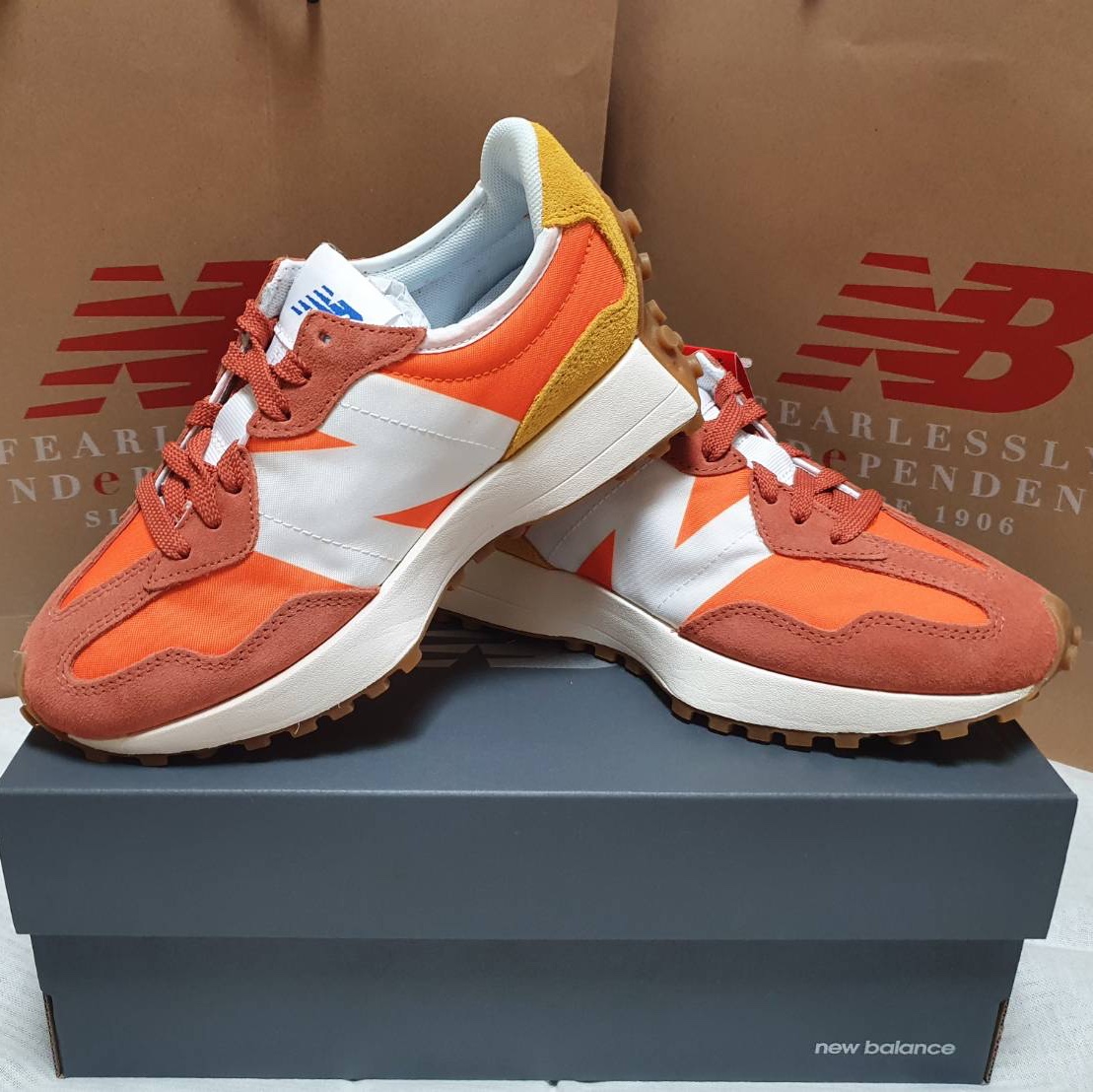 New Balance 327 Orange 착용 스타일