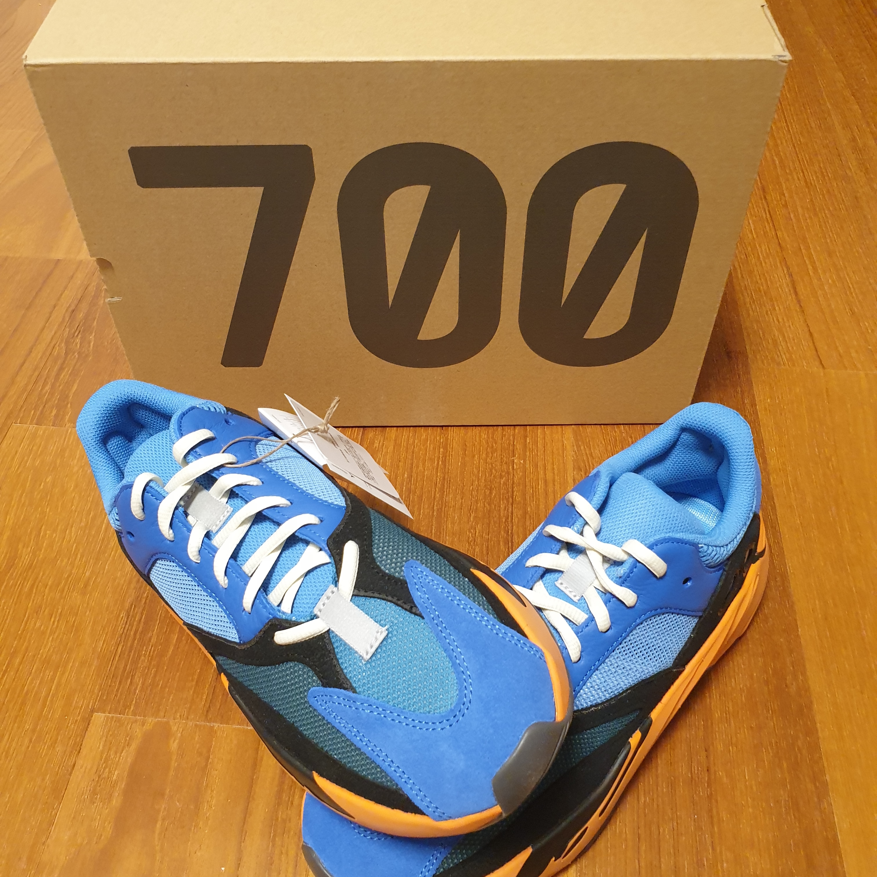 Adidas Yeezy Boost 700 Bright Blue 착용 스타일 - 2