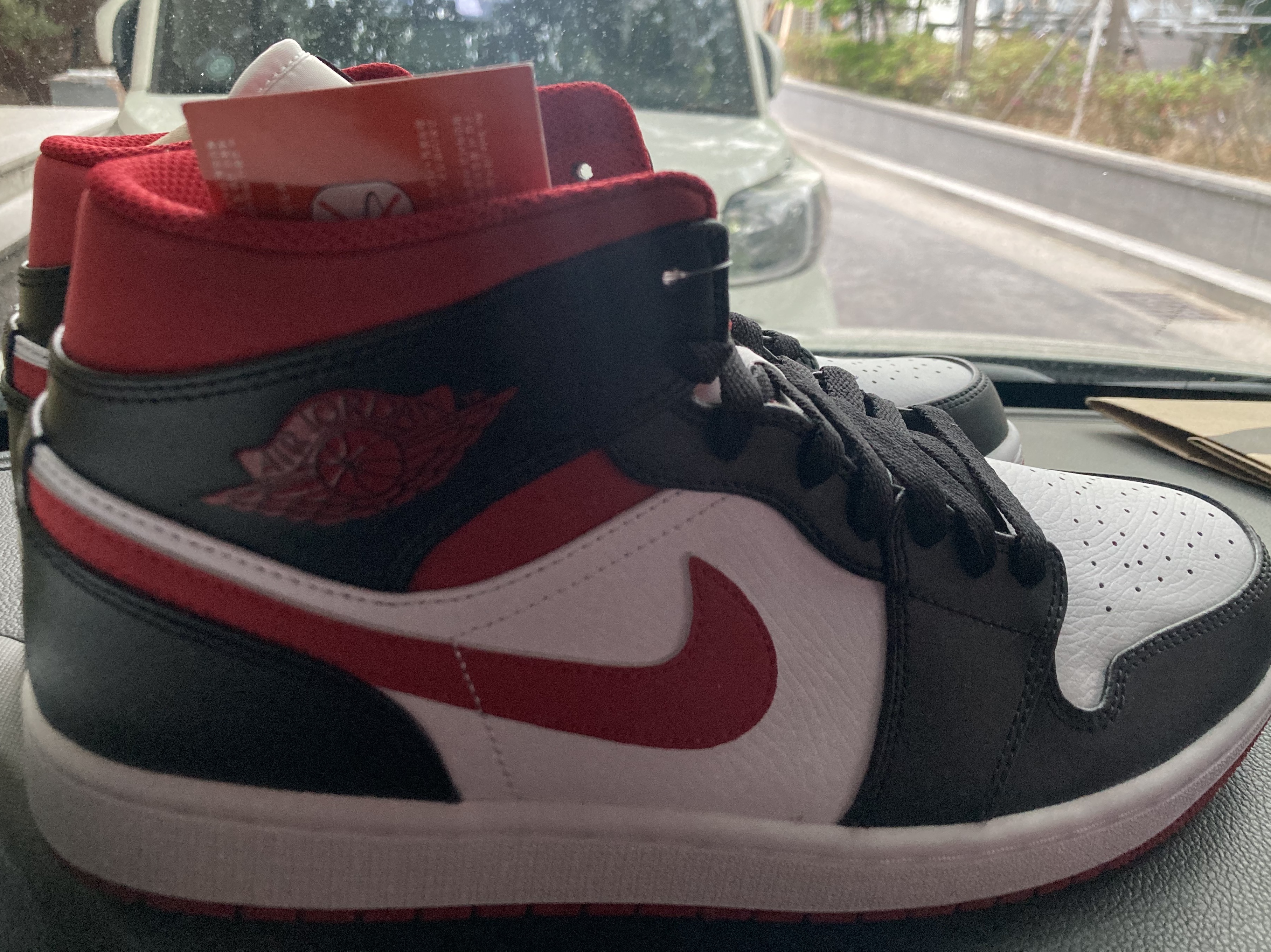 Jordan 1 Mid Gym Red Black White 착용 스타일