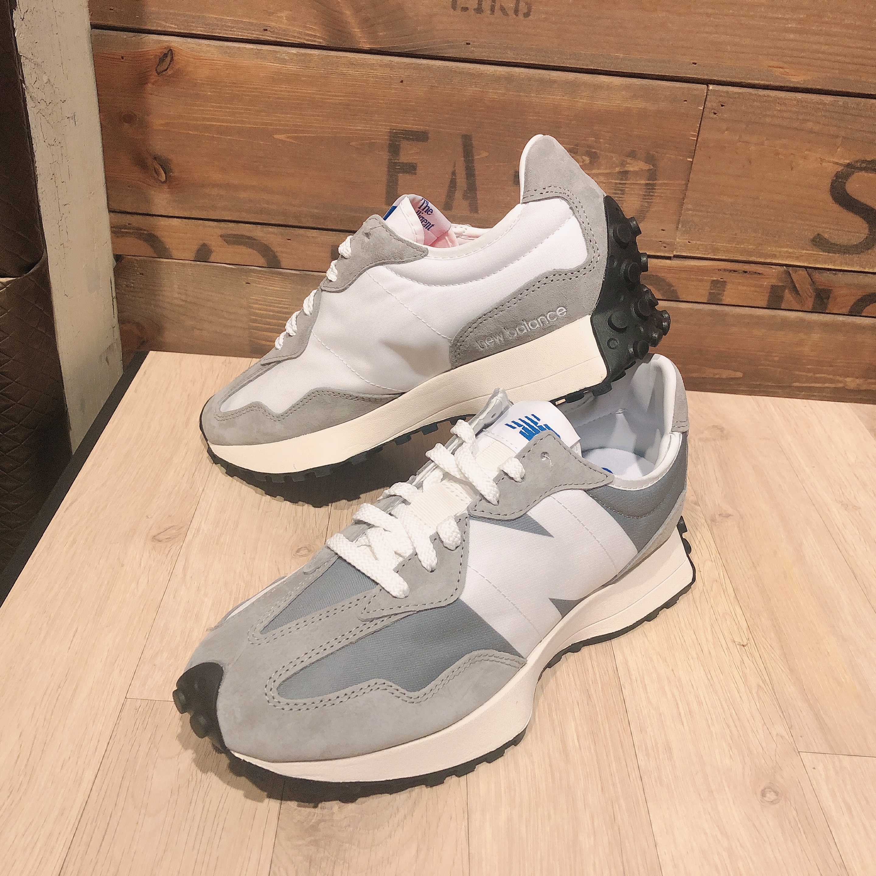 New Balance 327 Grey 착용 스타일 - 2