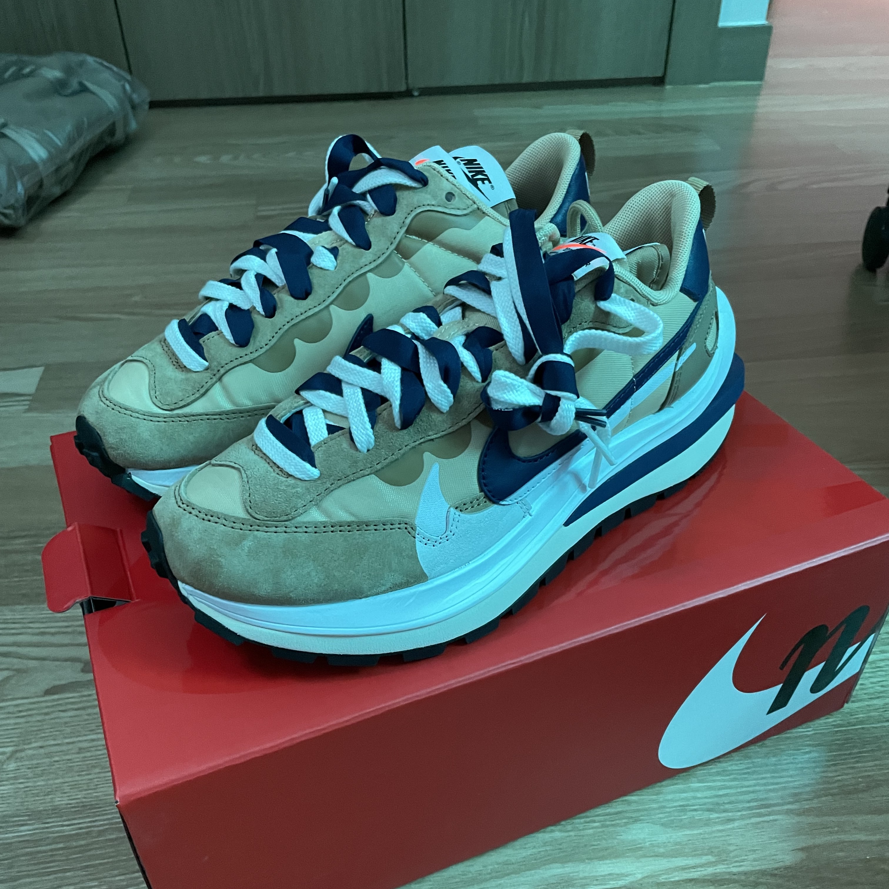 Nike x Sacai VaporWaffle Sesame and Blue Void 착용 스타일