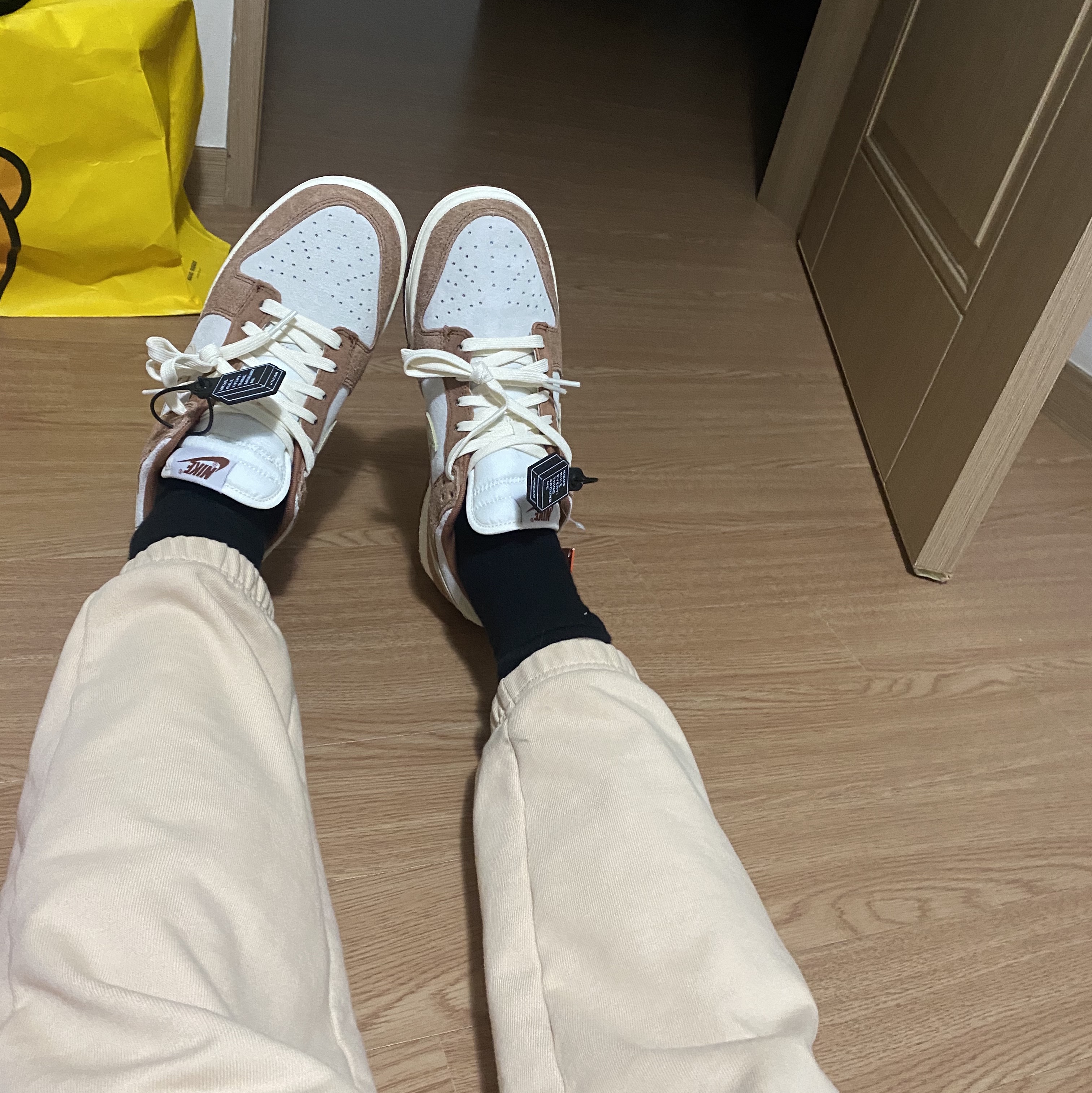 Nike Dunk Low Pro Premium Medium Curry 착용 스타일