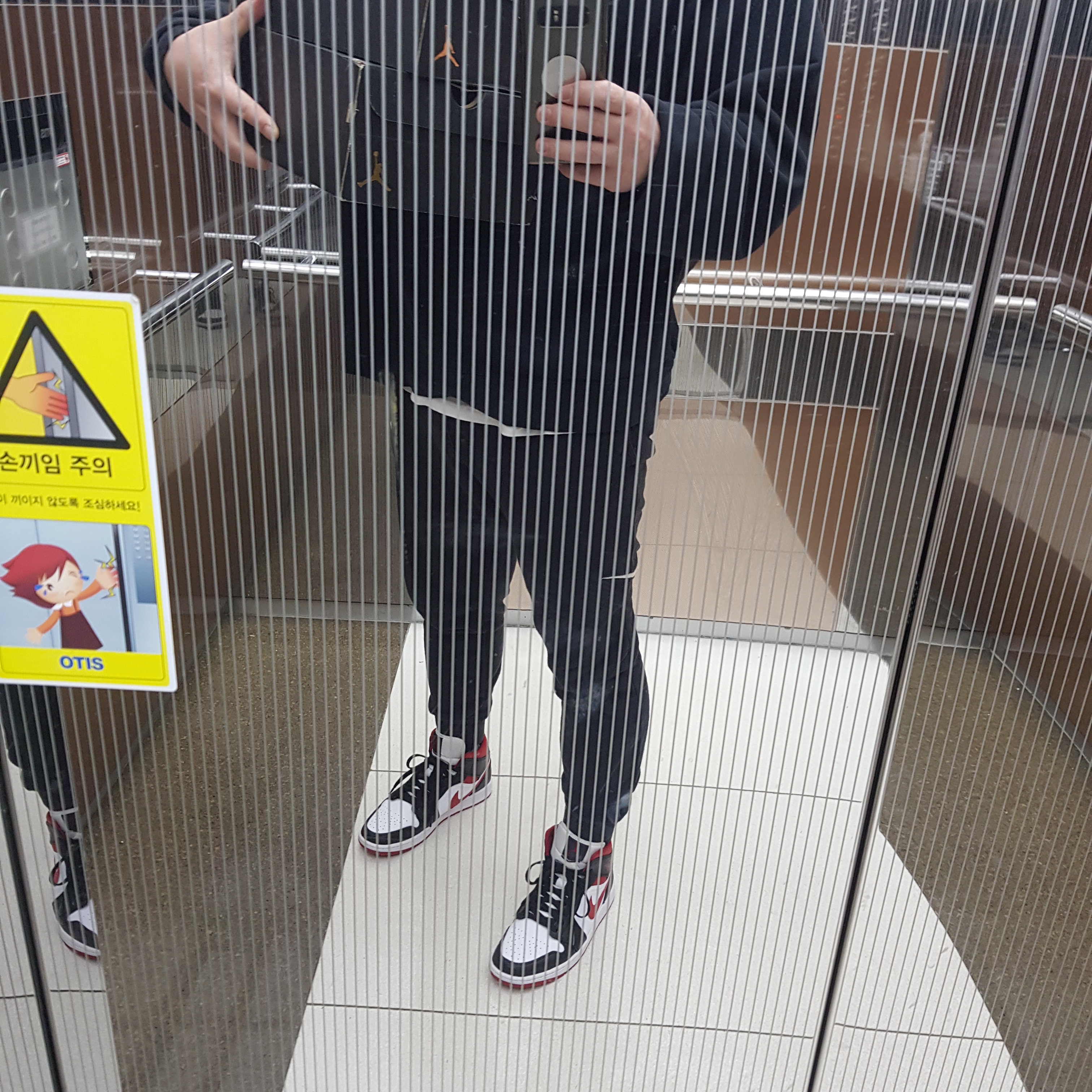 Jordan 1 Mid Gym Red Black White 착용 스타일