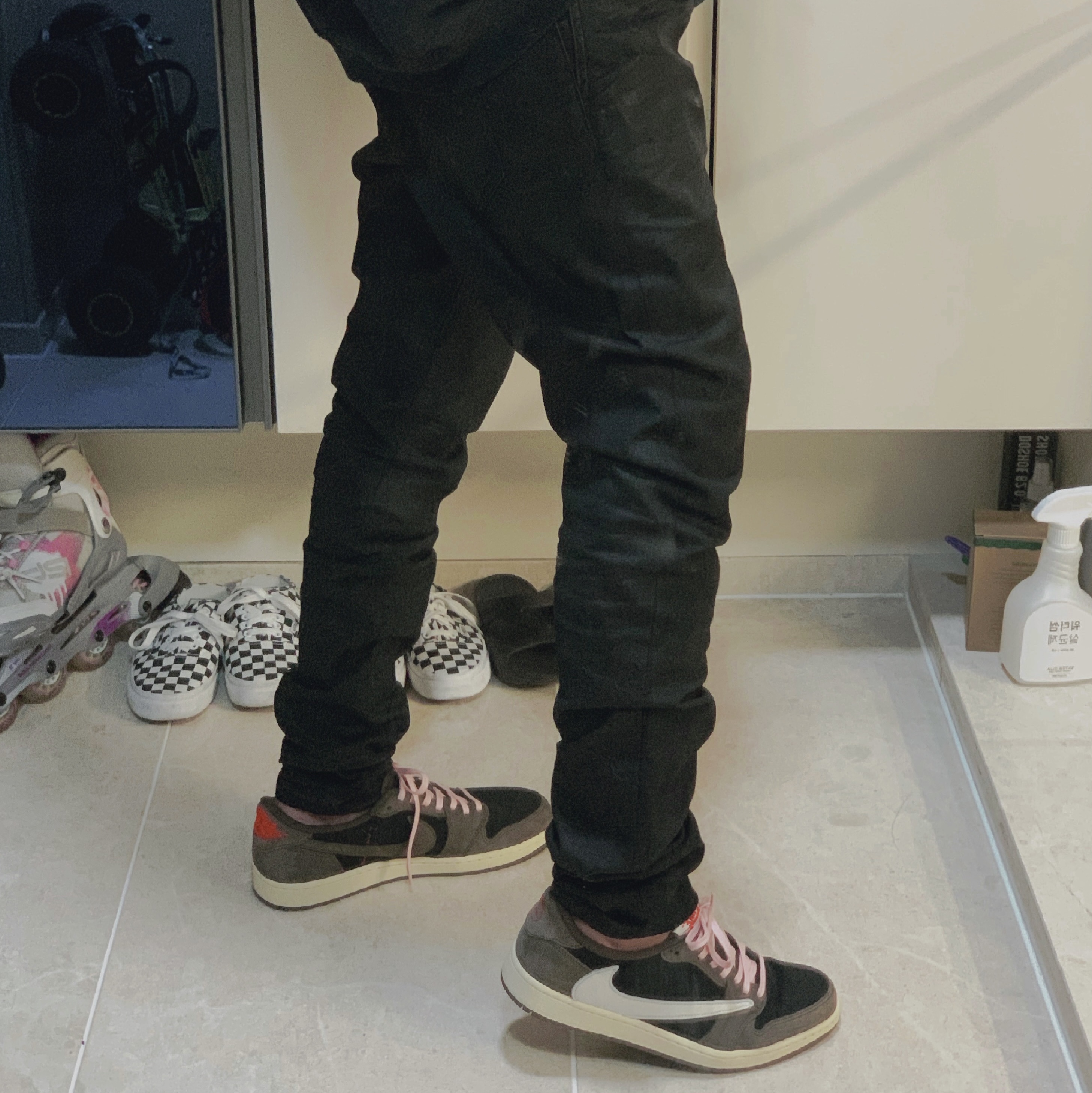 Jordan 1 x Travis Scott Retro Low OG SP Mocha 착용 스타일 - 2
