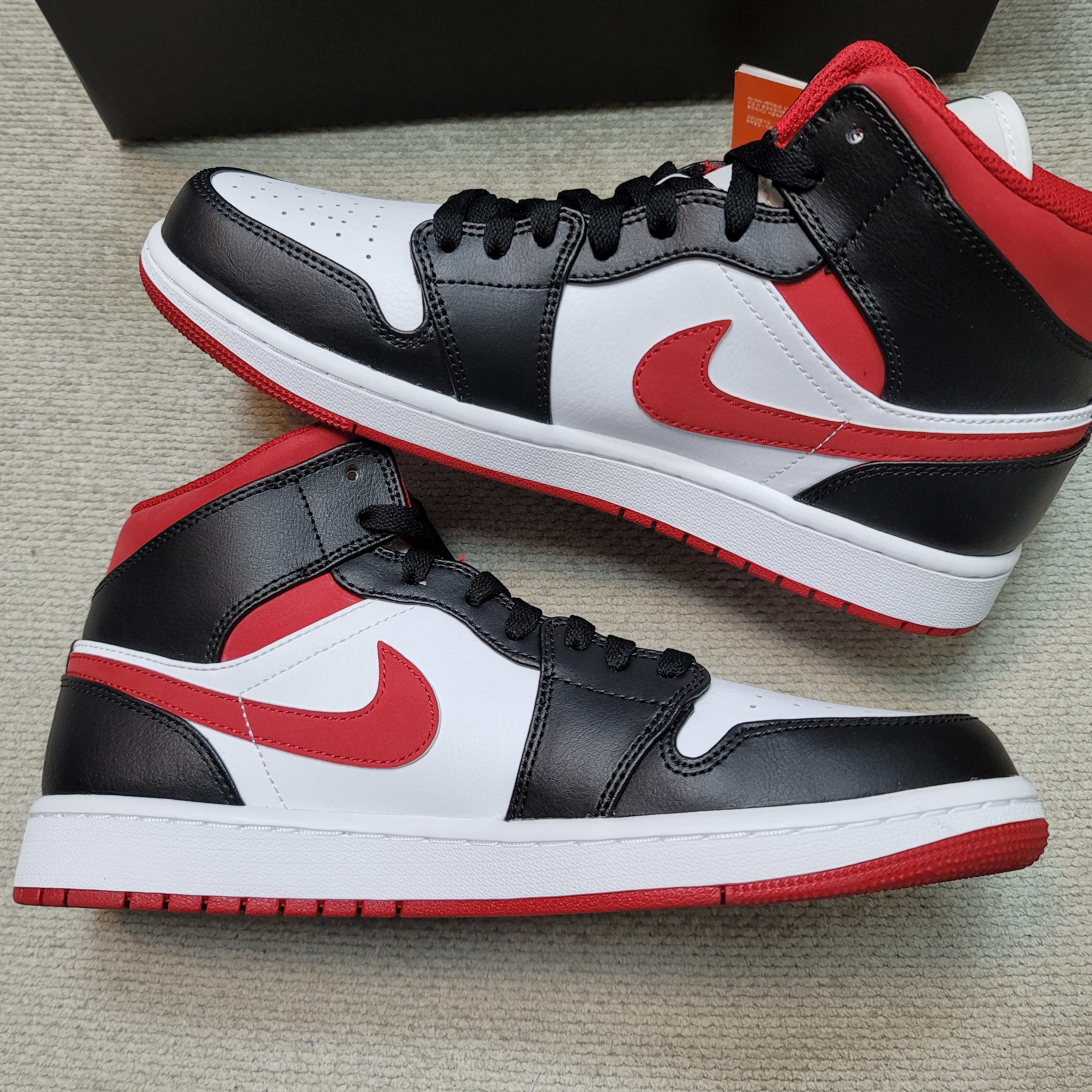 Jordan 1 Mid Gym Red Black White 착용 스타일 - 3