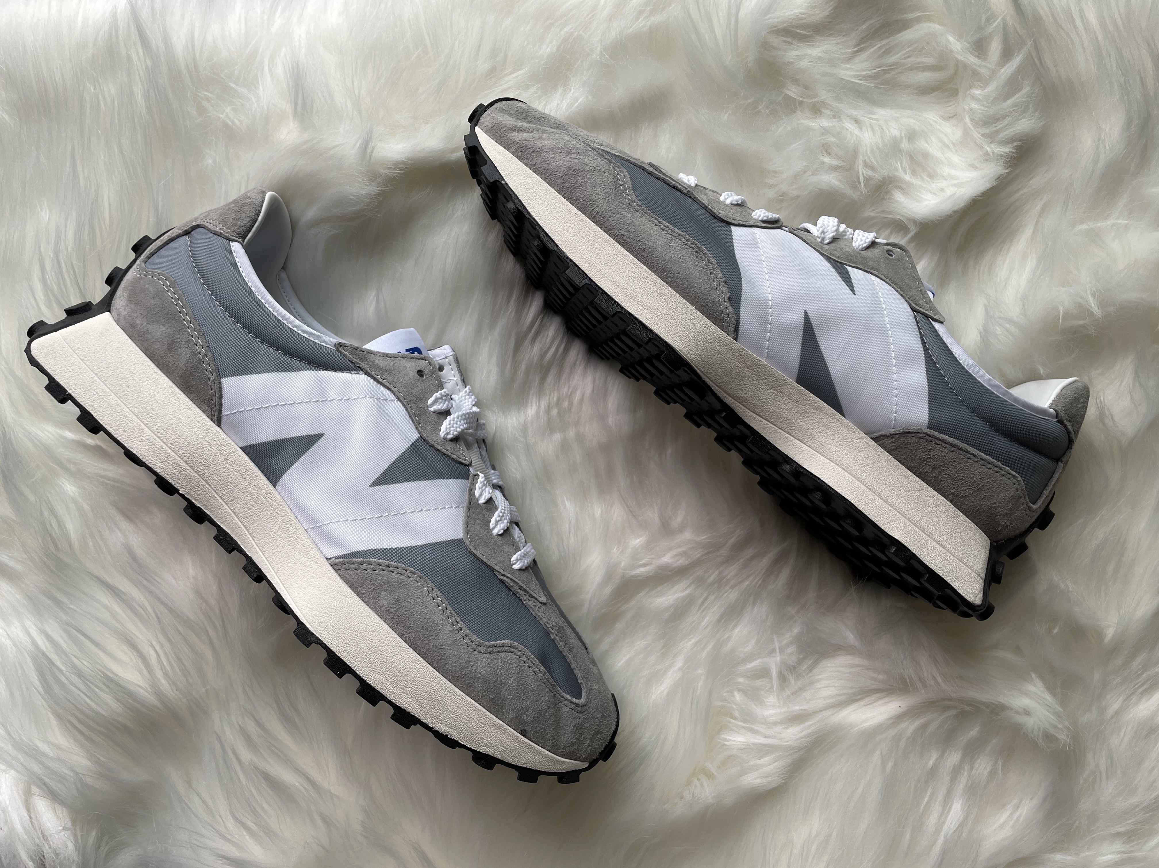 New Balance 327 Grey 착용 스타일