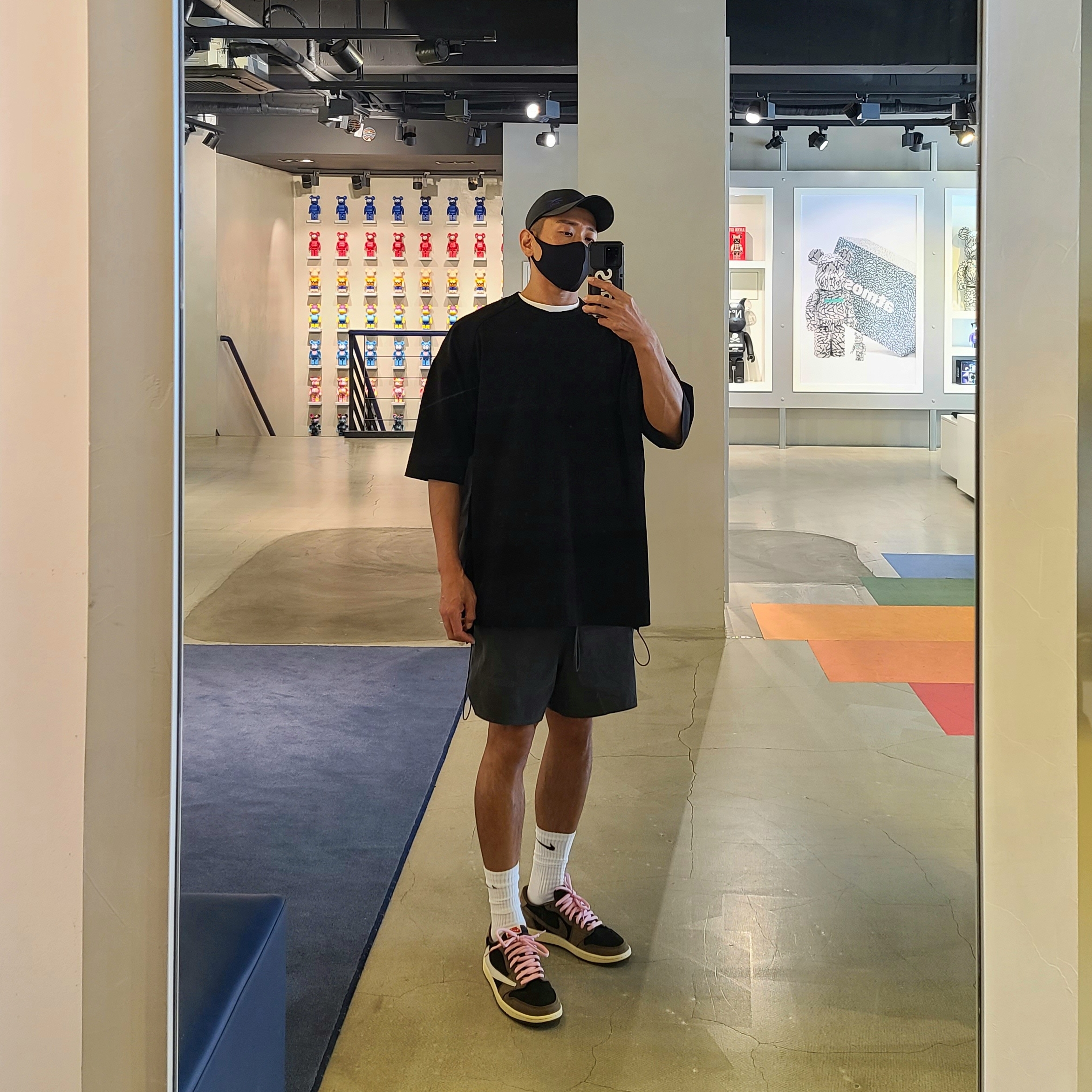 Jordan 1 x Travis Scott Retro Low OG SP Mocha, Essentials Volley Shorts Black - 20FW 착용 스타일