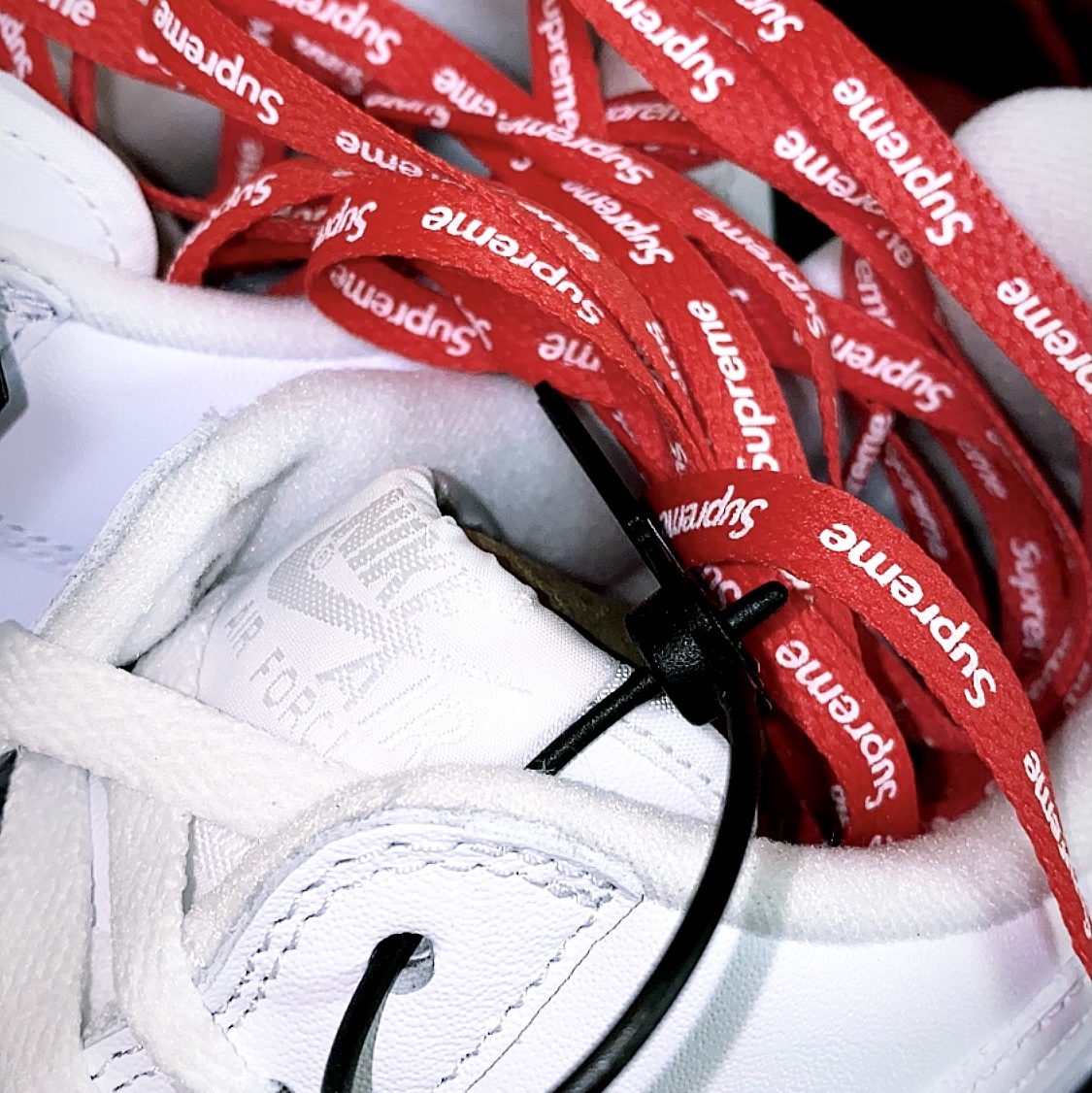 Nike x Supreme Air Force 1 Low White, Nike x Supreme Air Force 1 Low Black 착용 스타일 - 3