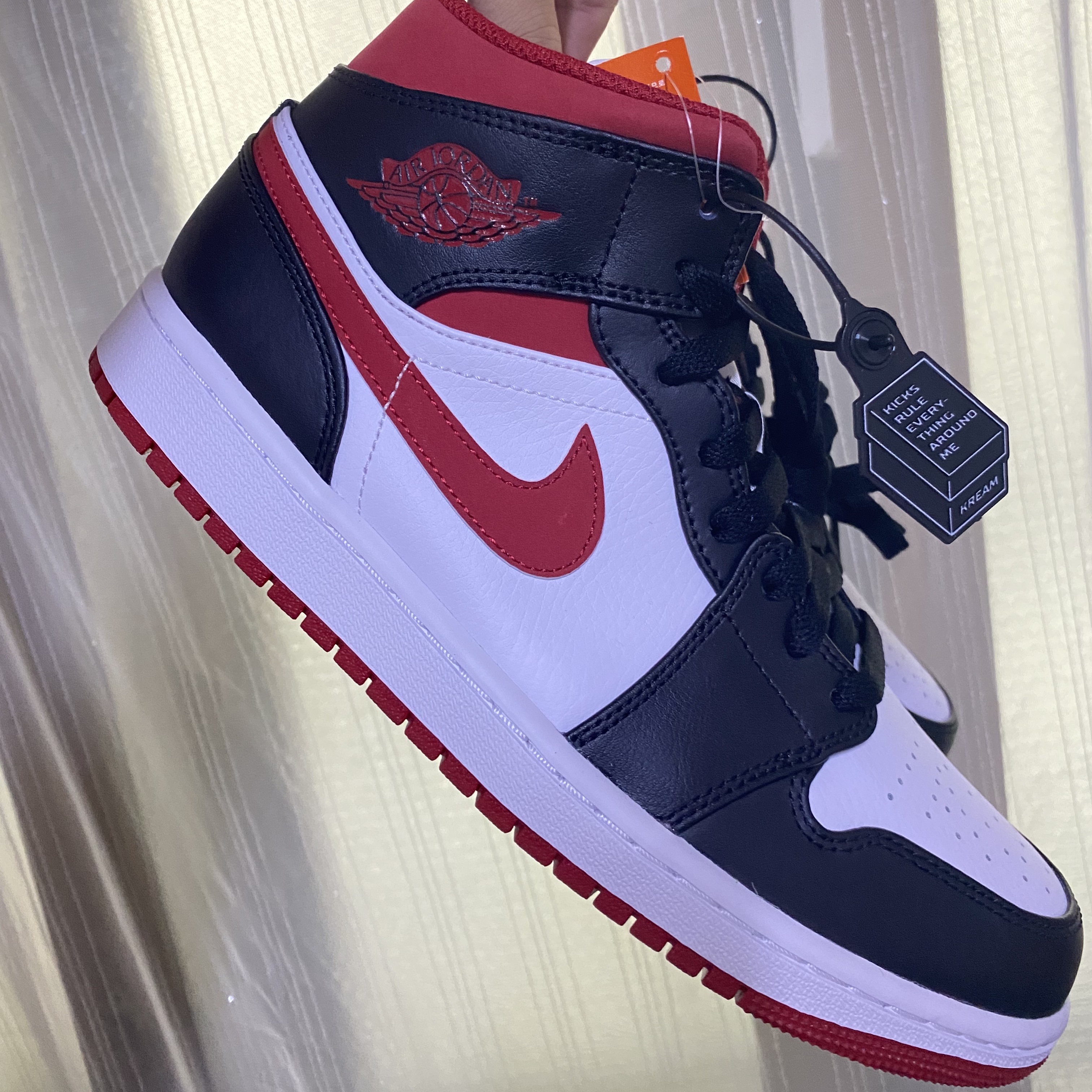 Jordan 1 Mid Gym Red Black White, Jordan 1 Retro High OG Hyper Royal 착용 스타일 - 1