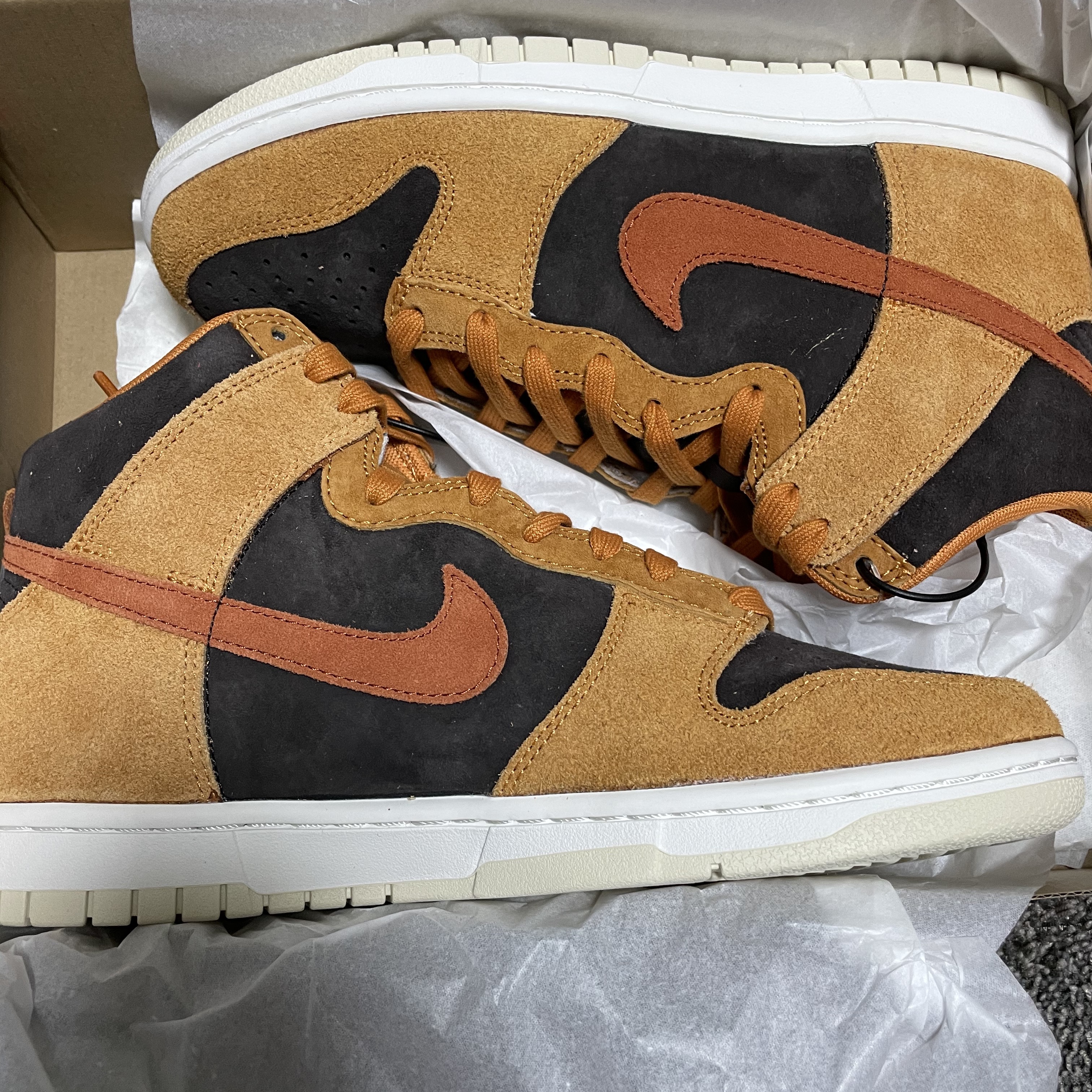 Nike Dunk High Retro PRM Dark Curry 착용 스타일 - 2