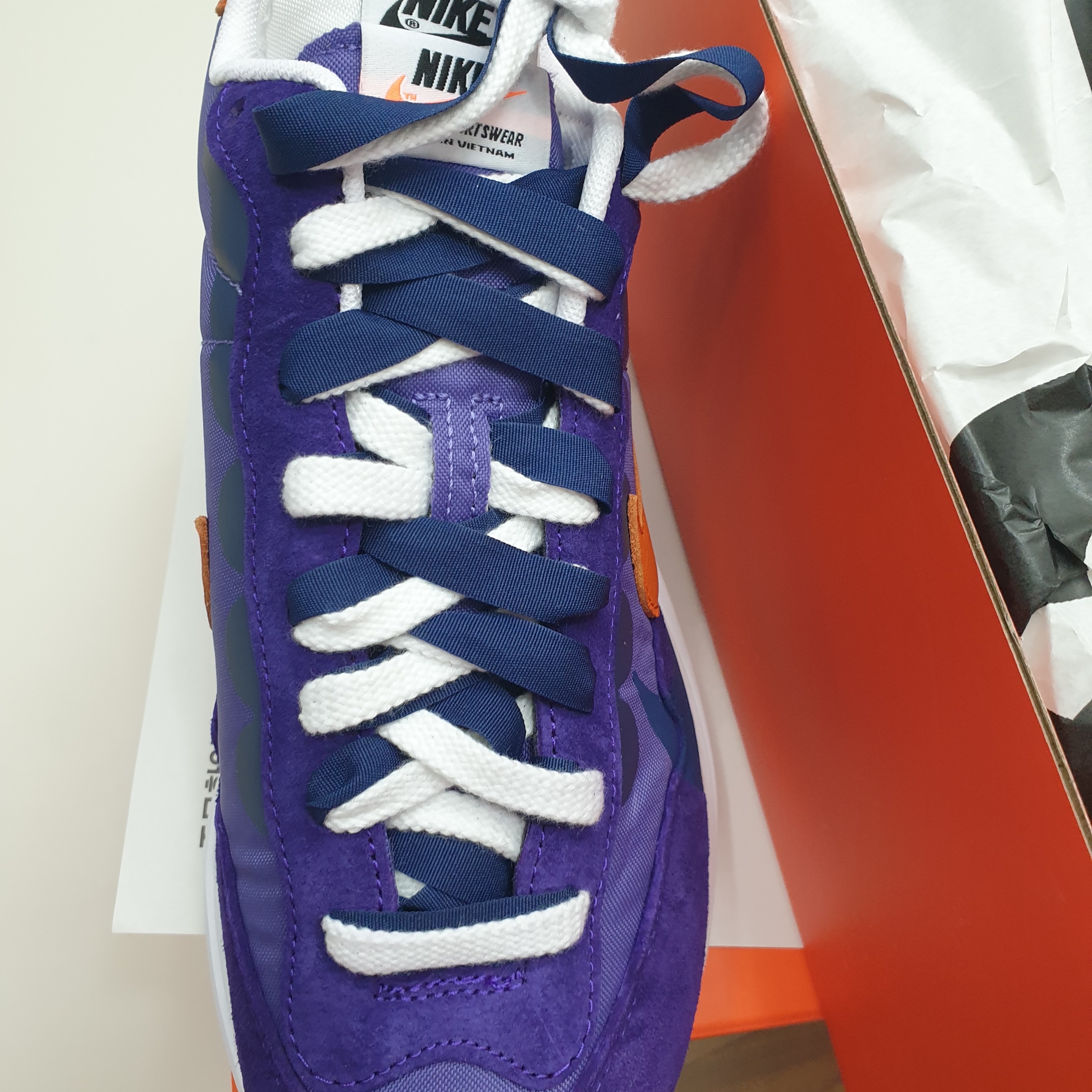 Nike x Sacai VaporWaffle Dark Iris 착용 스타일 - 2