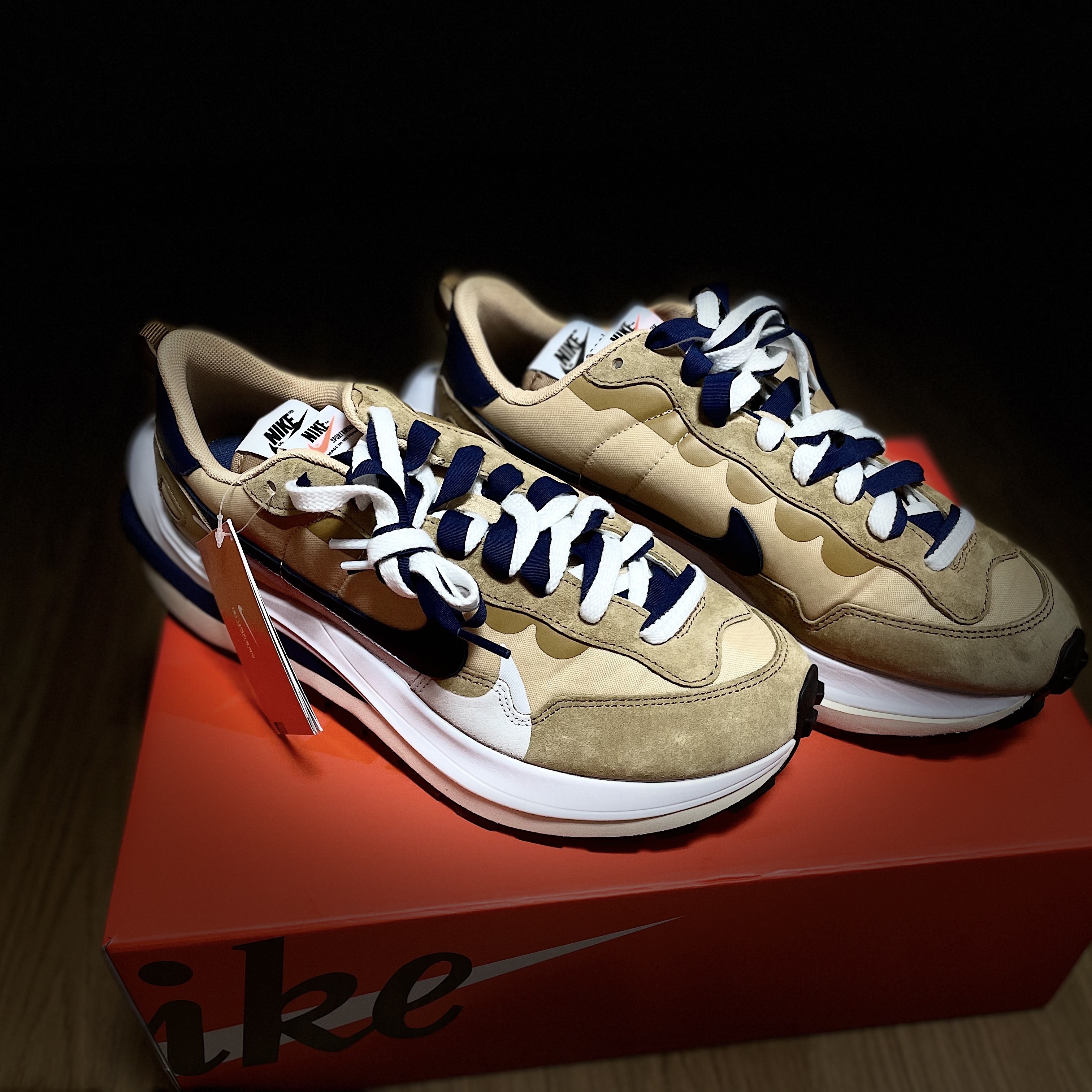 Nike x Sacai VaporWaffle Sesame and Blue Void 착용 스타일