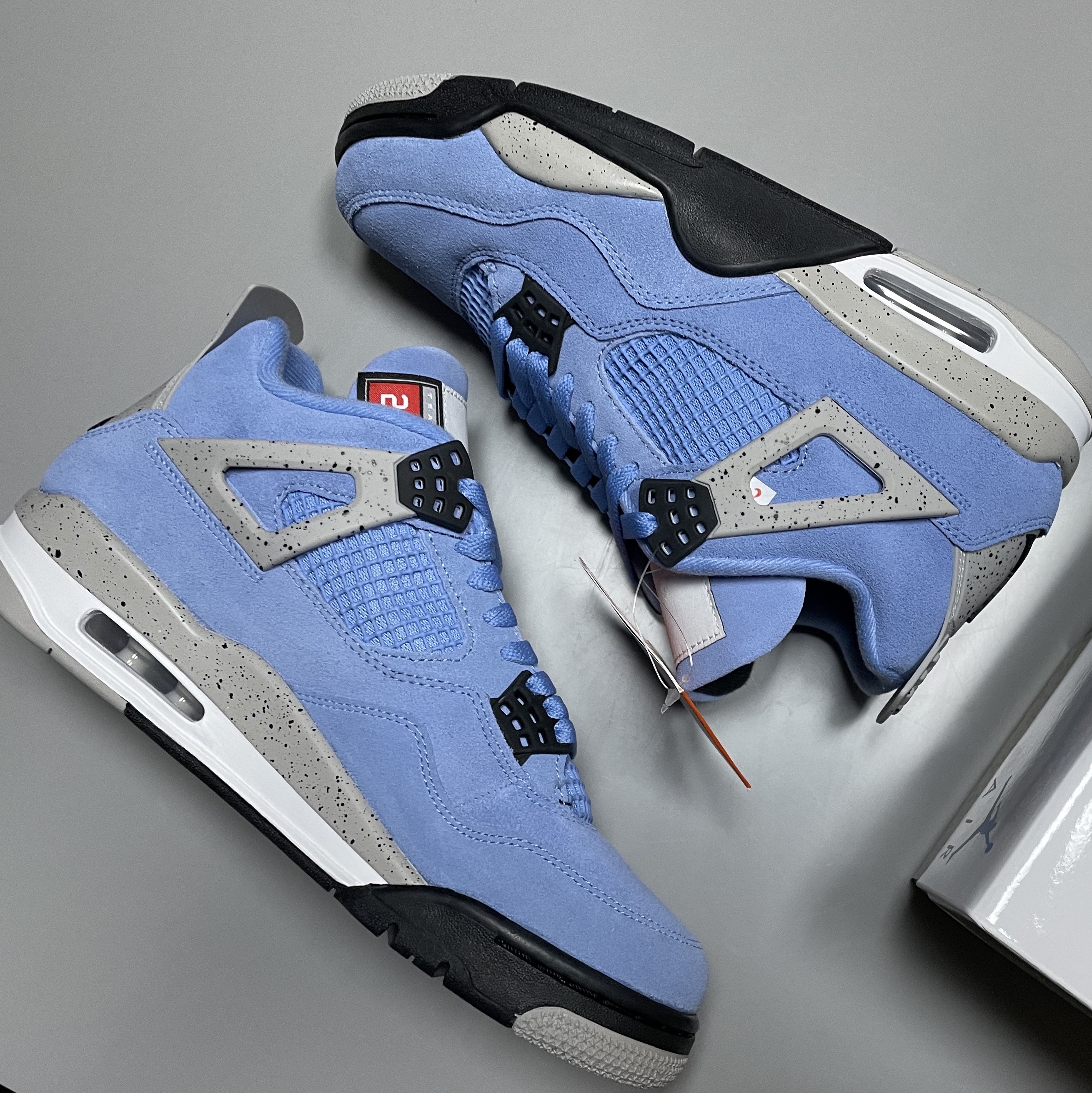 Jordan 4 Retro University Blue 착용 스타일 - 1