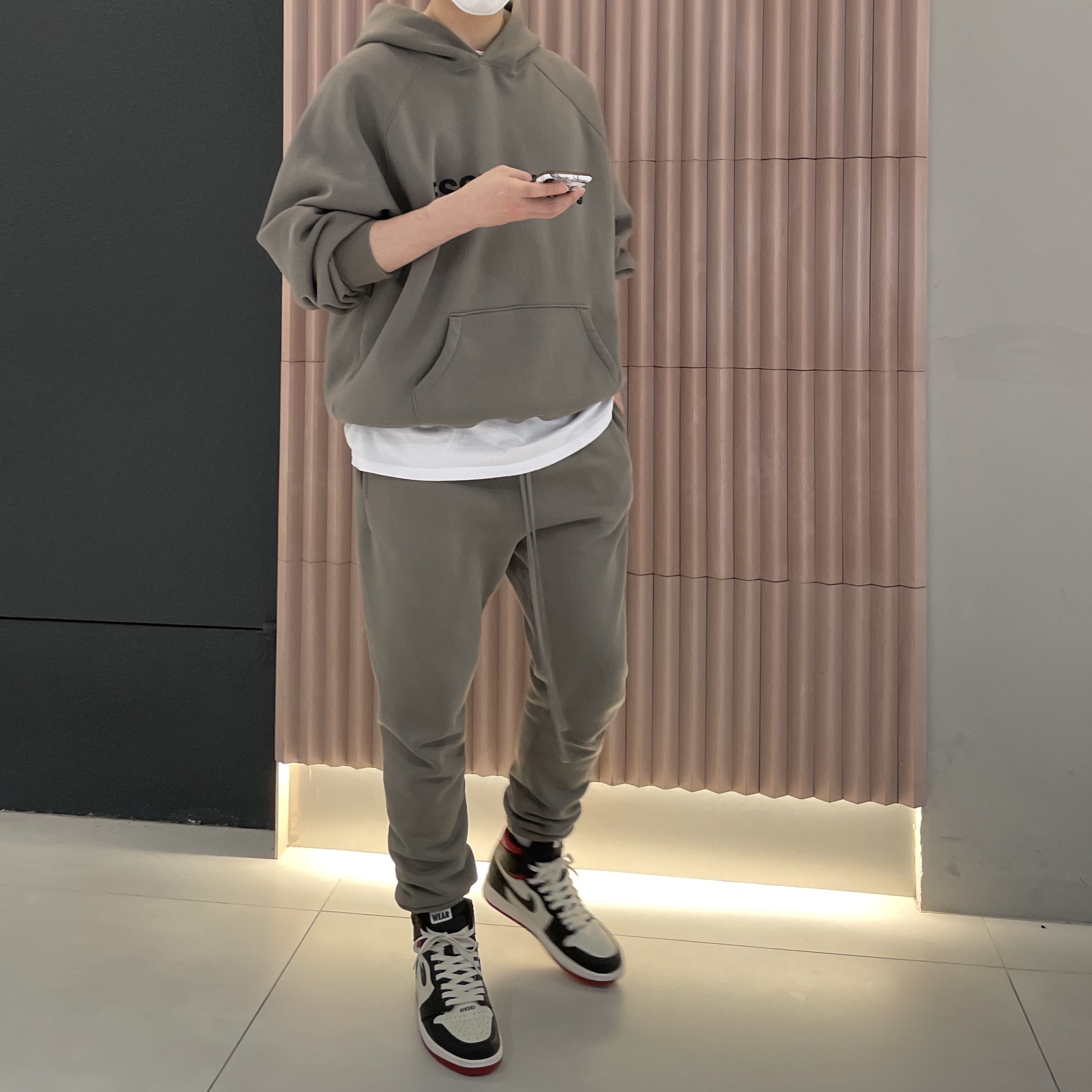 Jordan 1 Retro High Not for Resale Varsity Red, Essentials 3D Silicon Applique Pullover Hoodie Gray Flannel/Charcoal - 20SS 착용 스타일