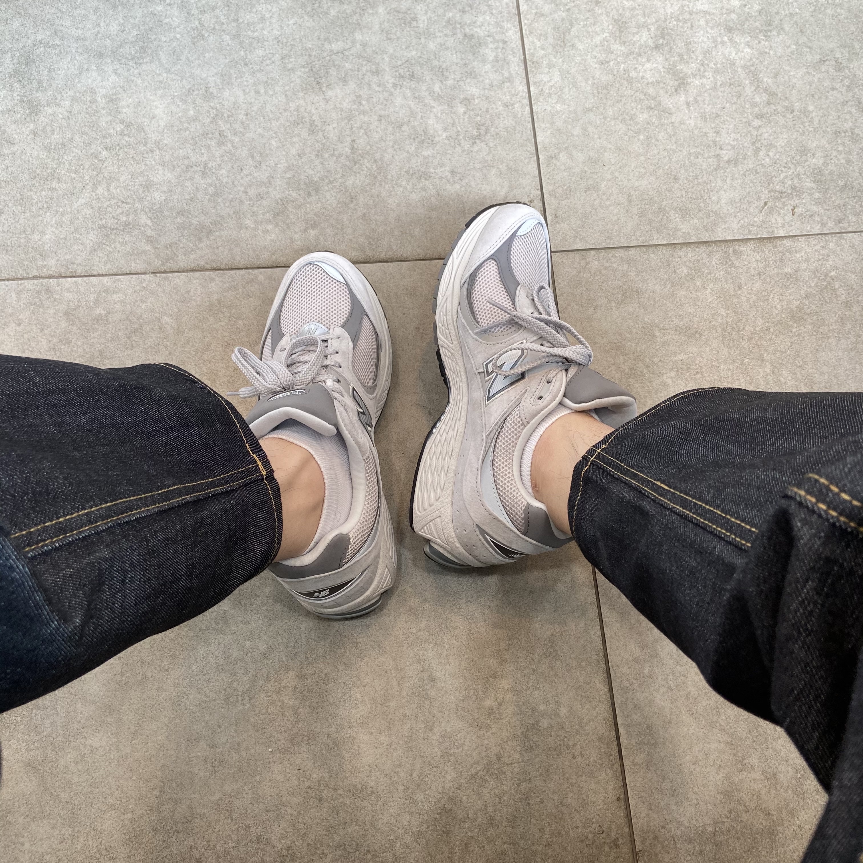 New Balance 2002R T2 Gray 착용 스타일