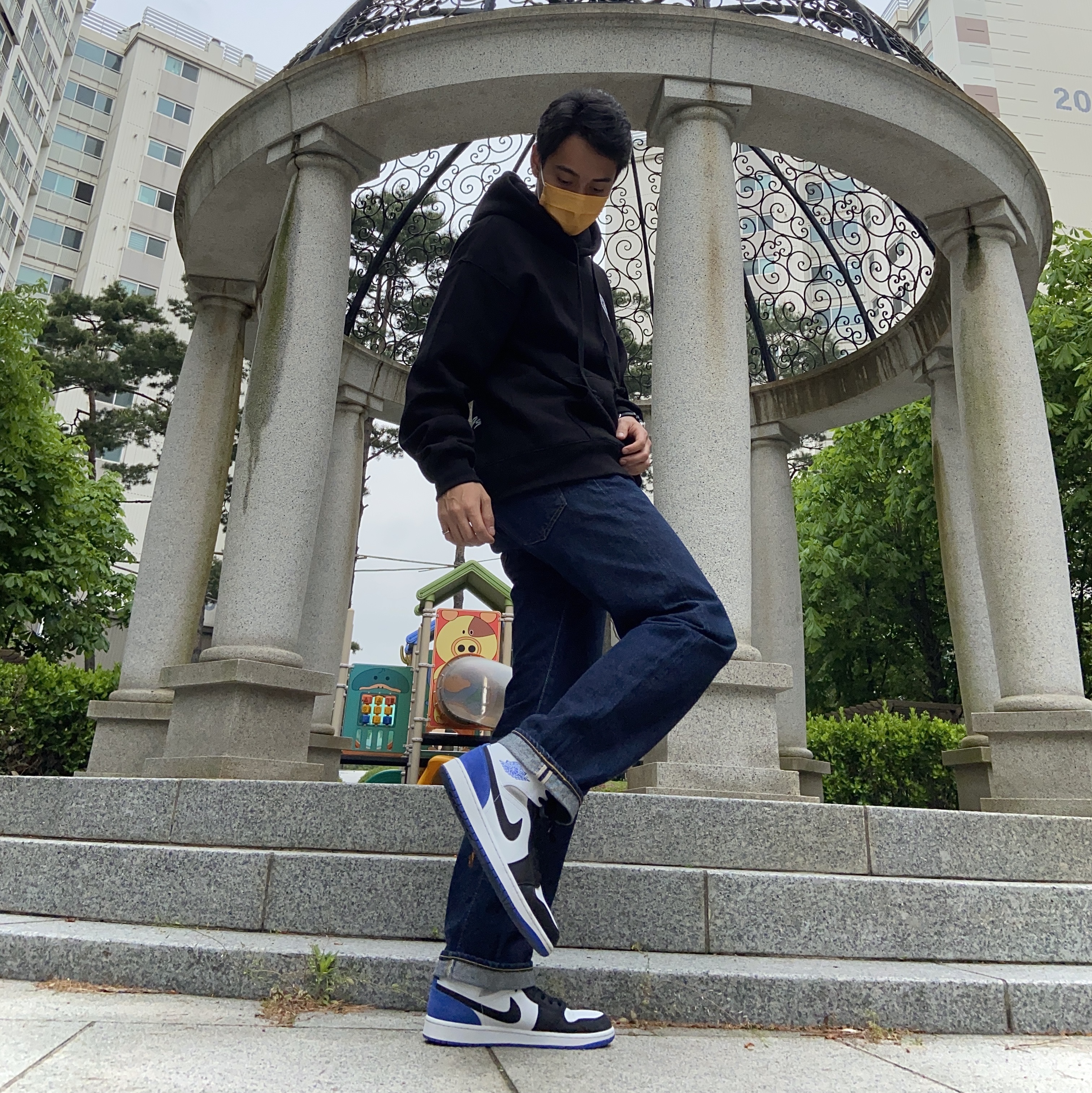 Jordan 1 Mid SE Hyper Royal 착용 스타일