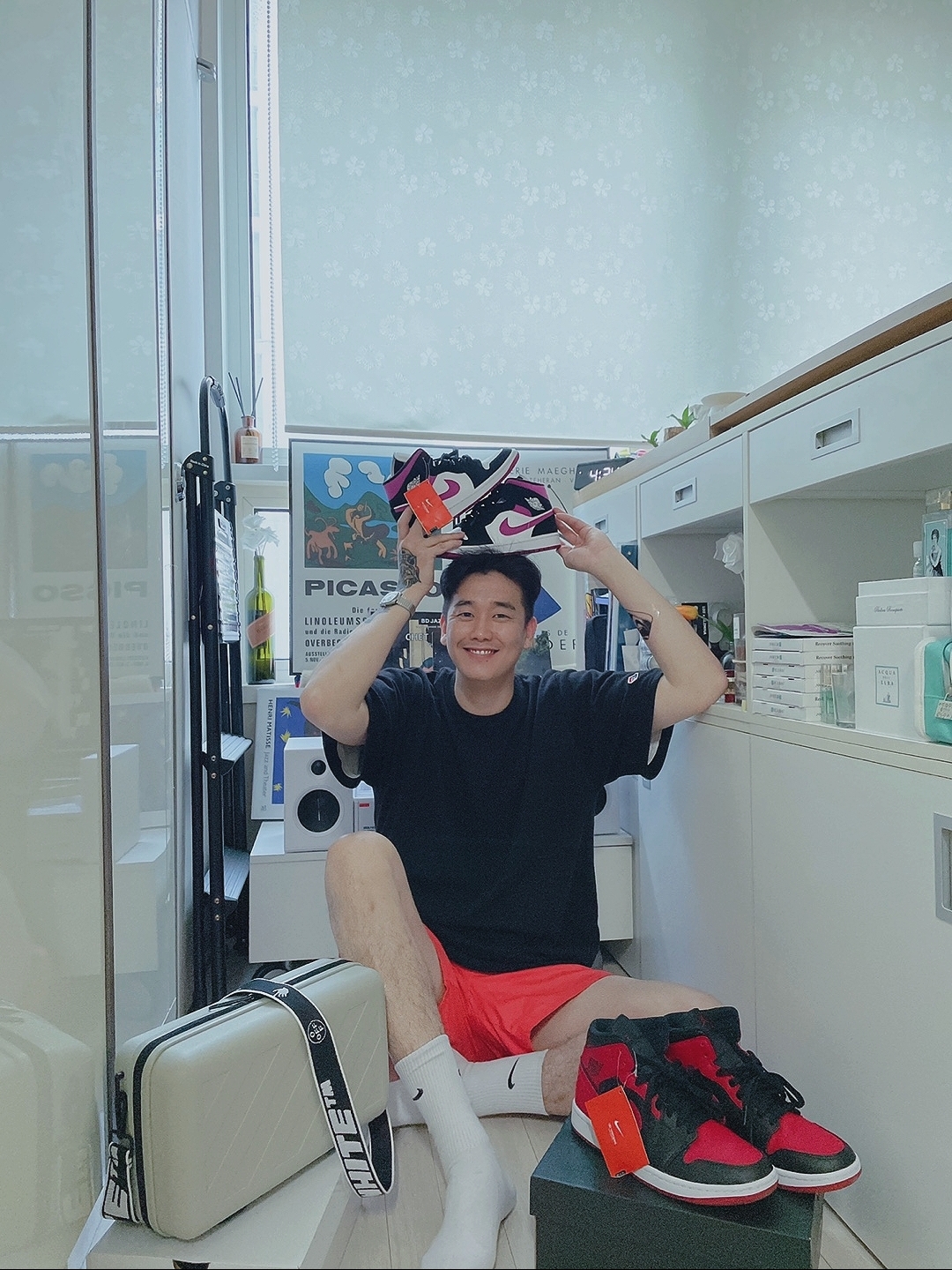 Off-White x Amore Pacific Protection Box (Without Cosmetics), Jordan 1 Mid Bred Banned 2020 착용 스타일 - 1